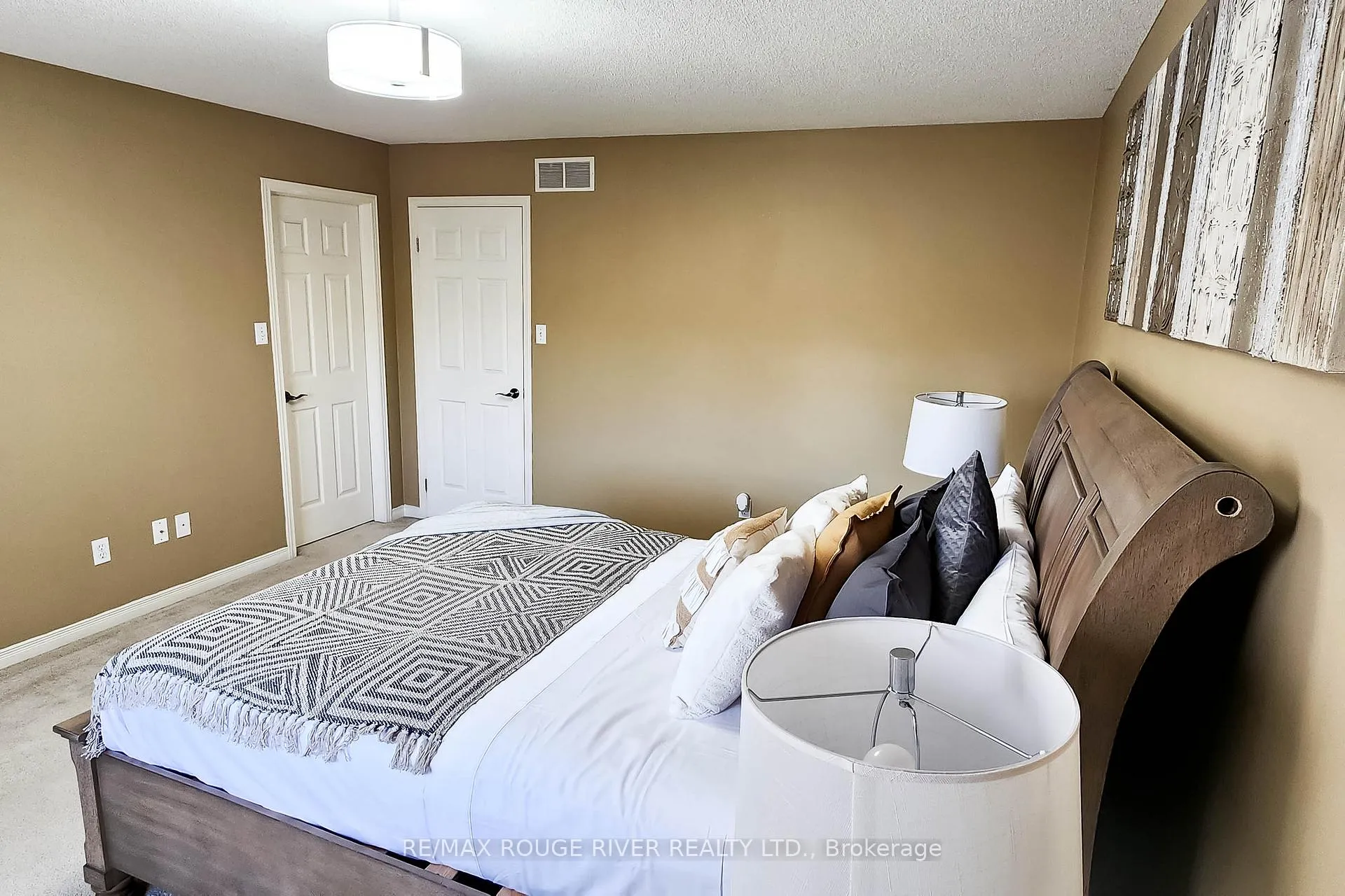Photo 15 of 74 Meadow Wood Crescent, Hamilton, Stoney Creek Mountain — HOMEH