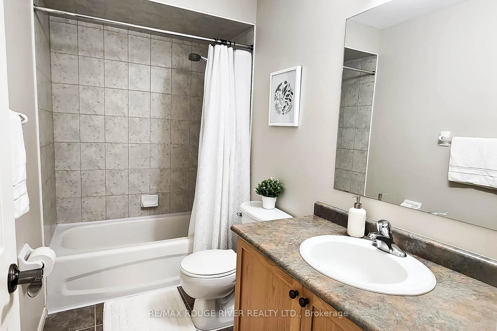 Photo 21 of 74 Meadow Wood Crescent, Hamilton, Stoney Creek Mountain — HOMEH