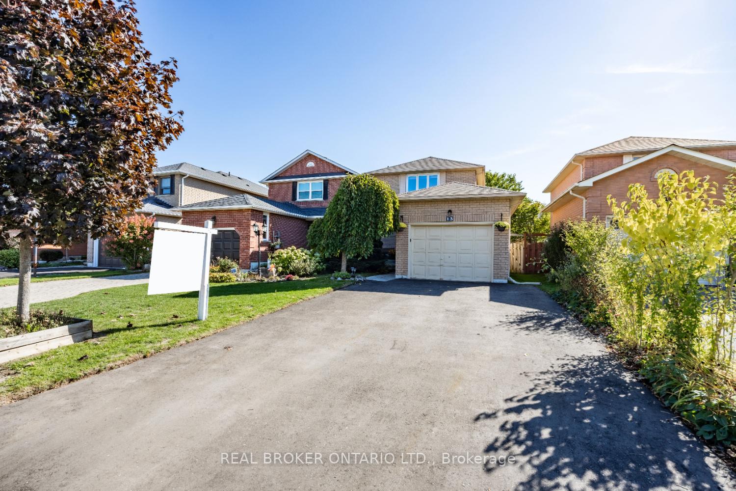 Photo 2 of 13 Fieldcrest Avenue, Clarington, Courtice — HOMEH