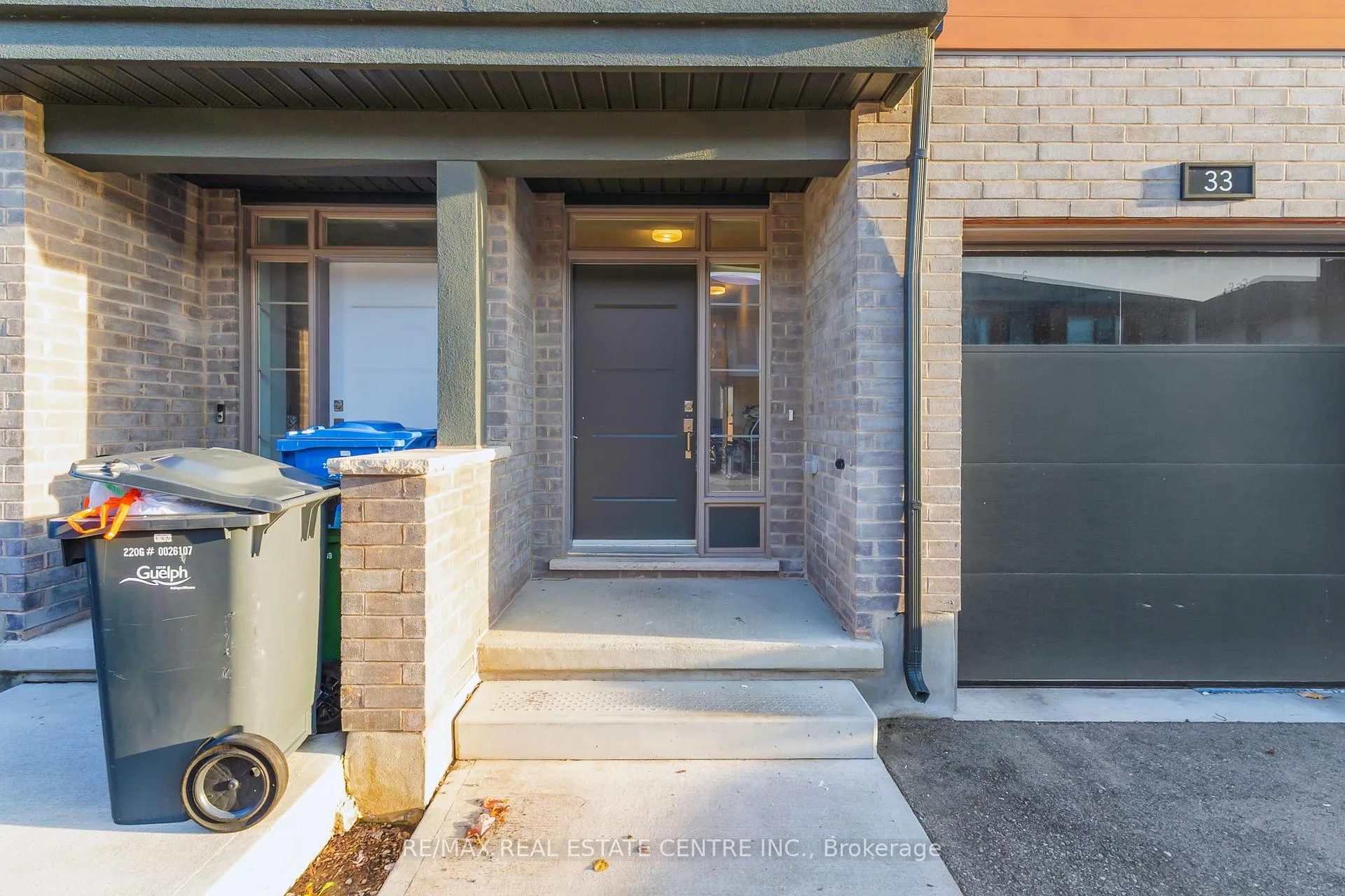 Photo 9 of 33 Steele Crescent, Guelph, St. Patrick's Ward — HOMEH