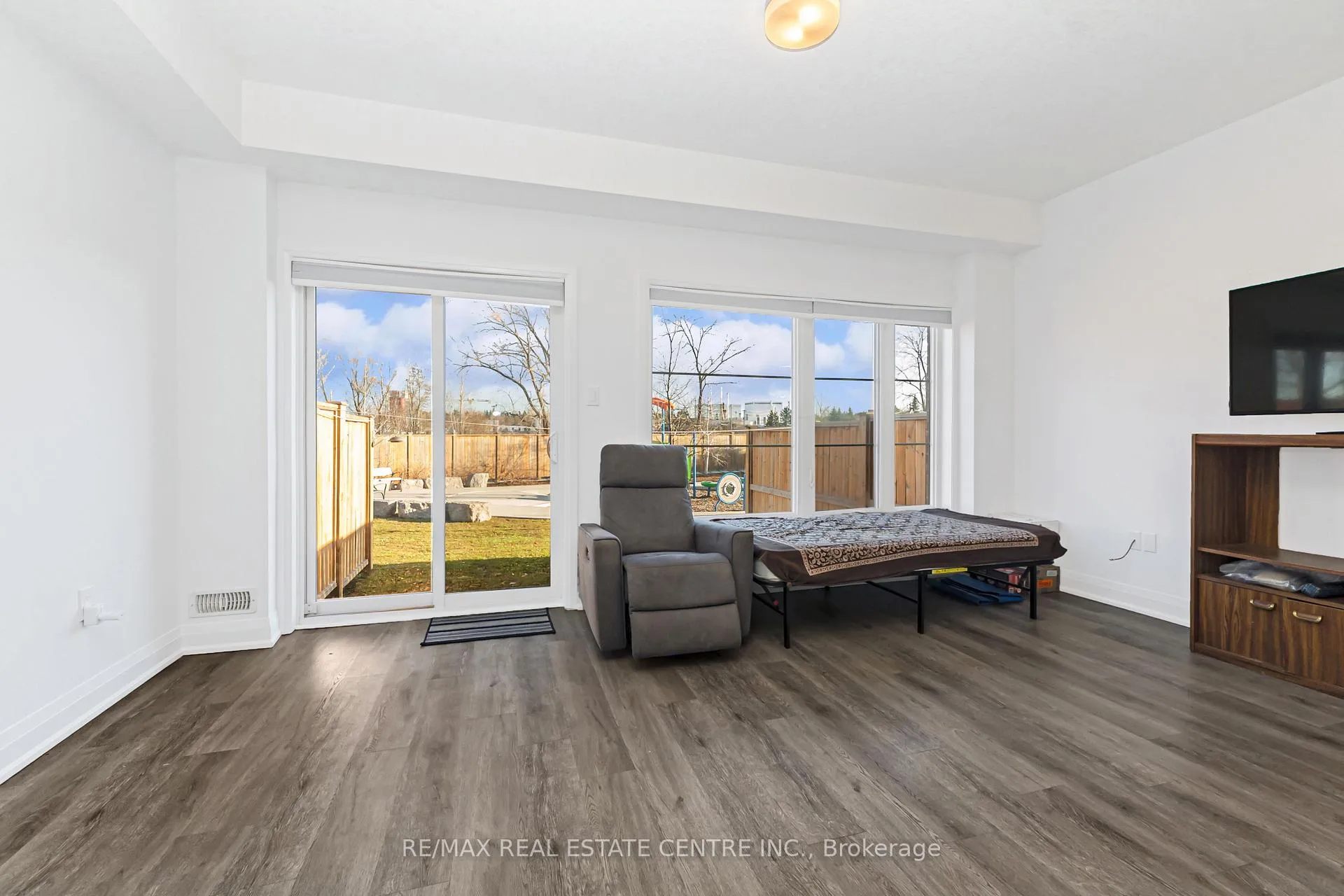 Photo 46 of 33 Steele Crescent, Guelph, St. Patrick's Ward — HOMEH