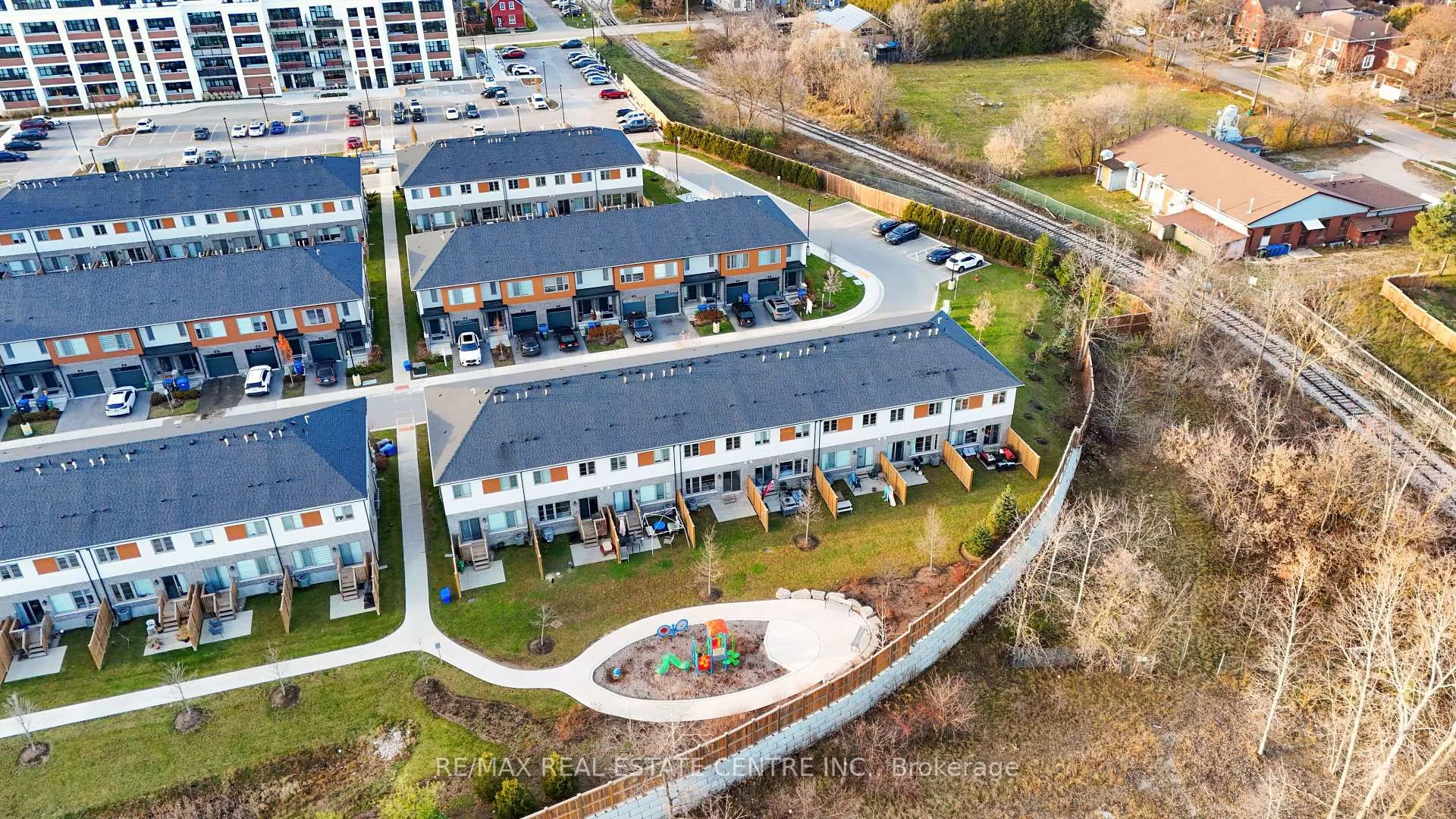 Photo 105 of 33 Steele Crescent, Guelph, St. Patrick's Ward — HOMEH