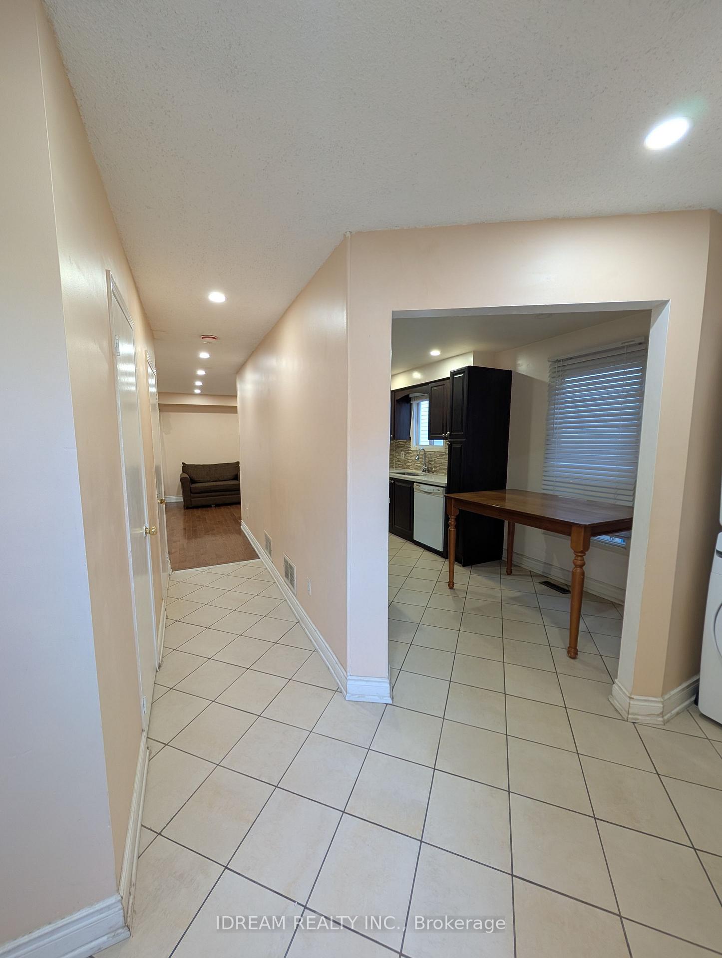 Photo 5 of Unit Upper, 12 Saddlecreek Court, Brampton, Fletcher's Creek South — HOMEH