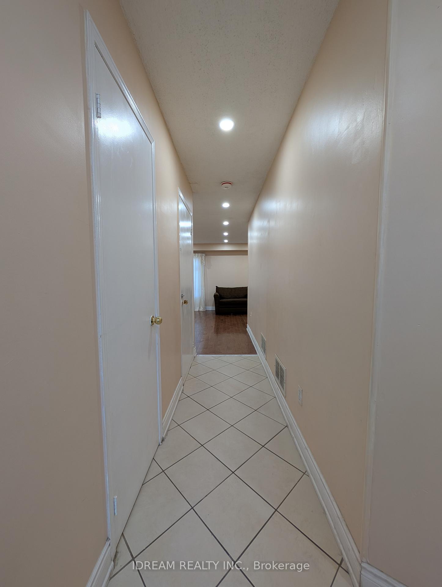 Photo 6 of Unit Upper, 12 Saddlecreek Court, Brampton, Fletcher's Creek South — HOMEH