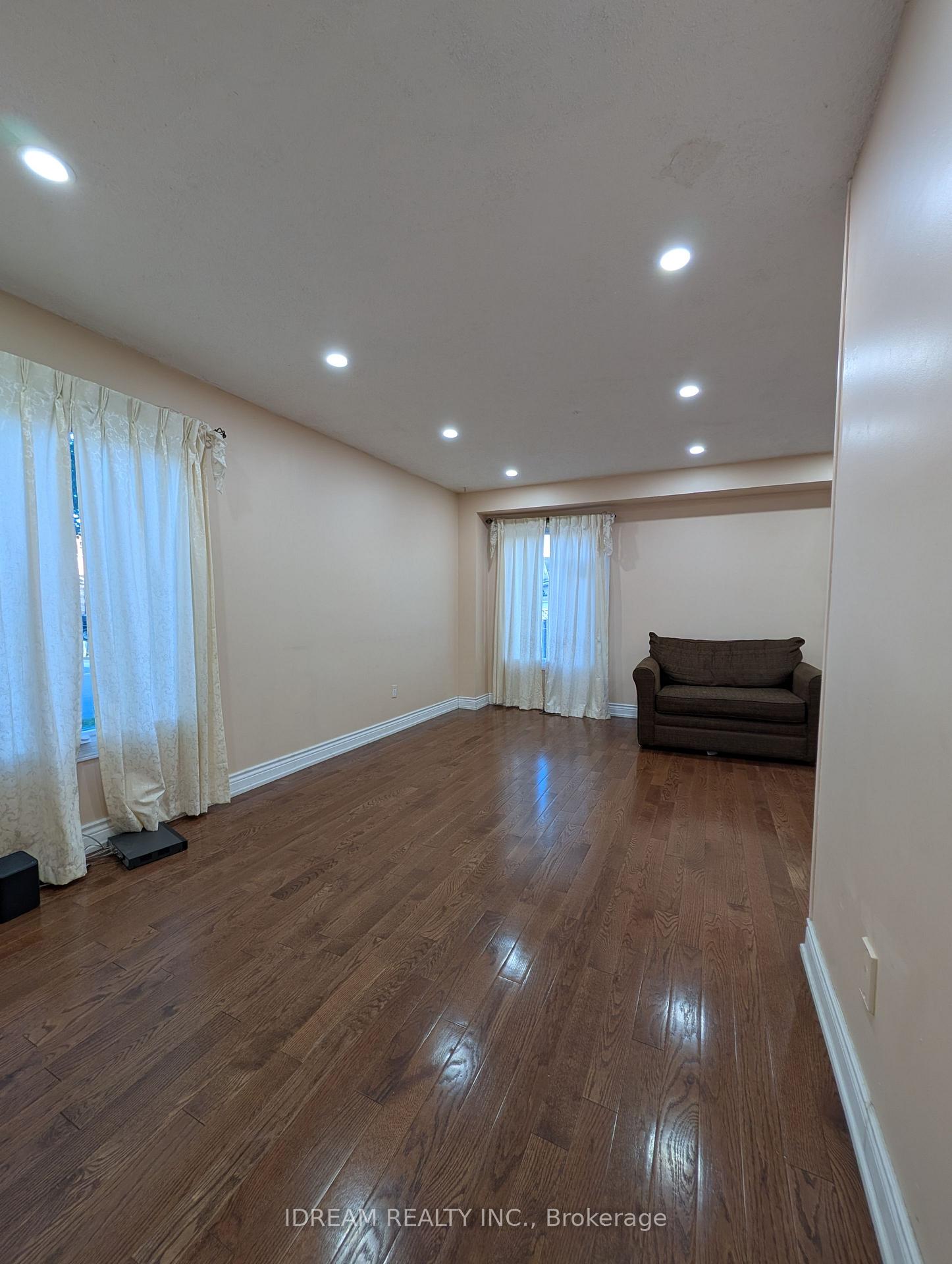 Photo 7 of Unit Upper, 12 Saddlecreek Court, Brampton, Fletcher's Creek South — HOMEH