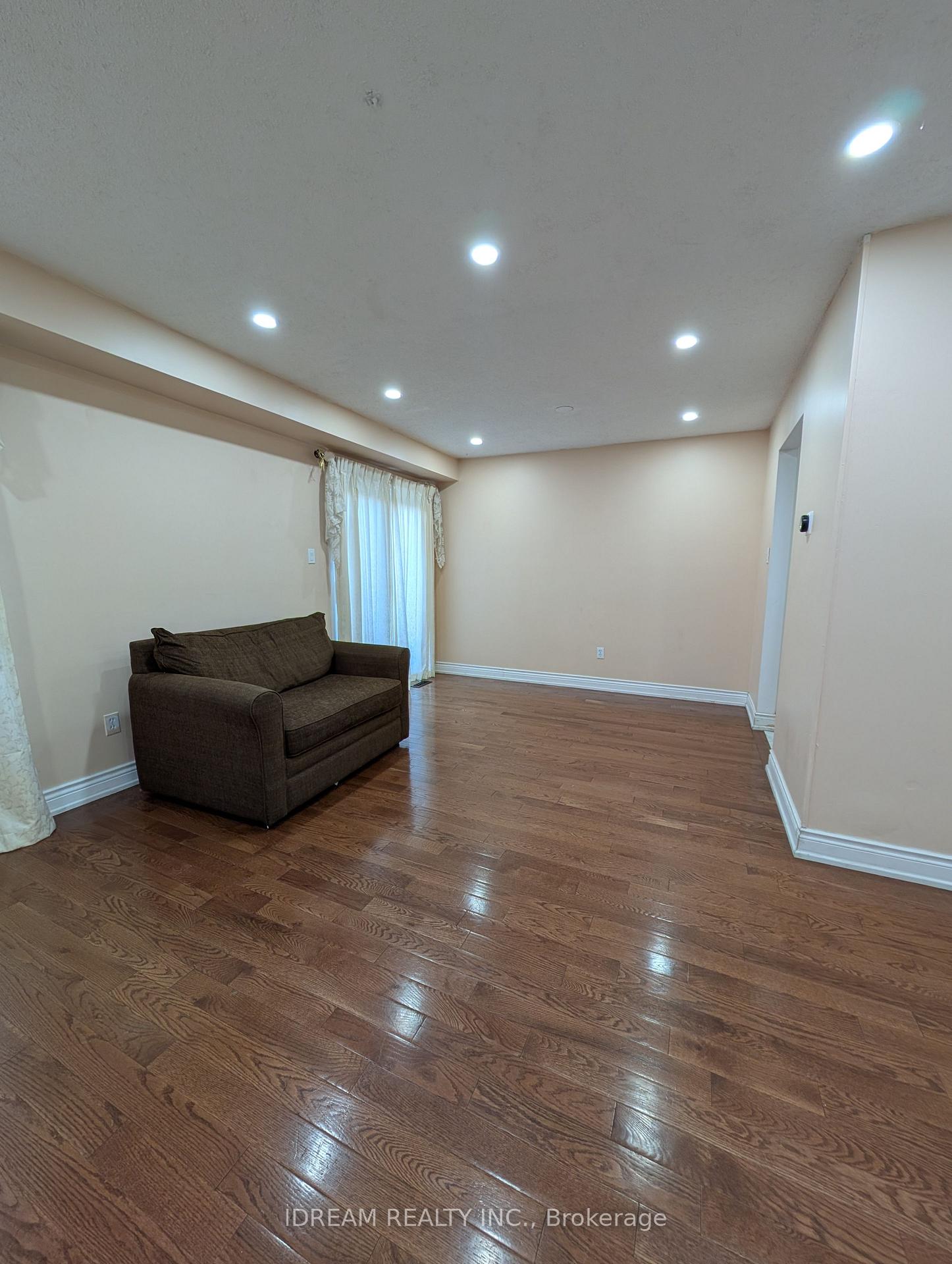 Photo 8 of Unit Upper, 12 Saddlecreek Court, Brampton, Fletcher's Creek South — HOMEH