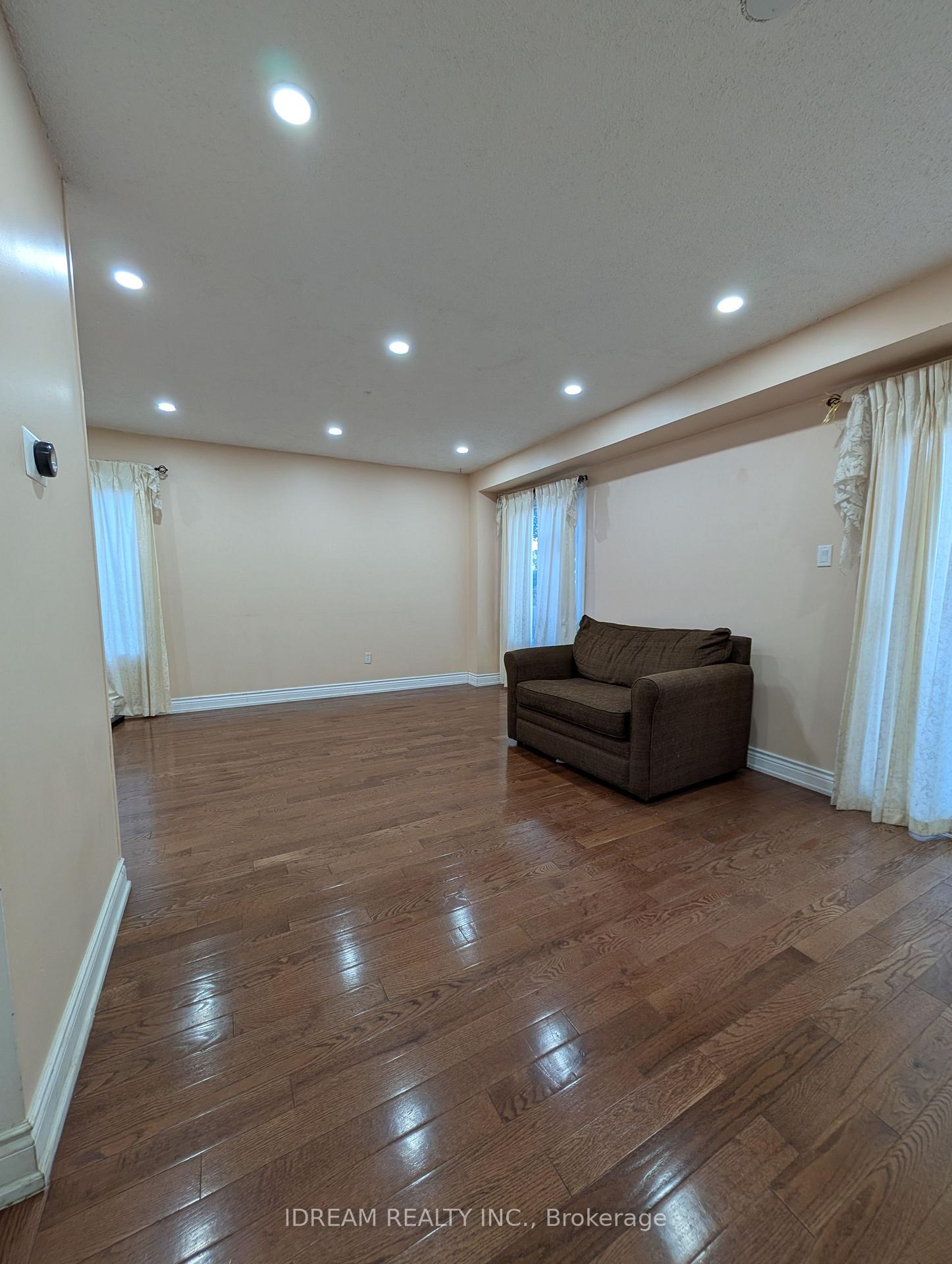 Photo 9 of Unit Upper, 12 Saddlecreek Court, Brampton, Fletcher's Creek South — HOMEH
