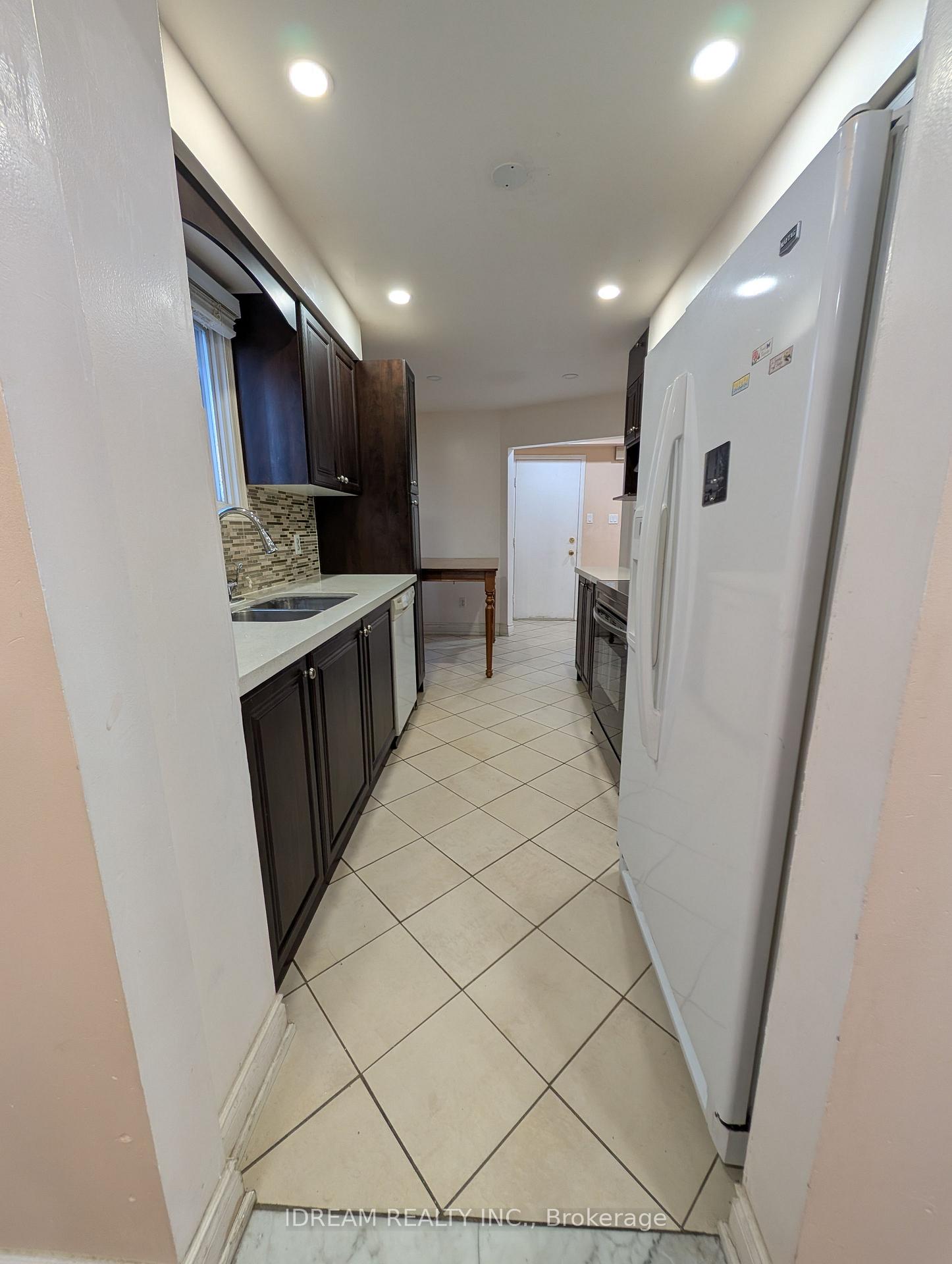 Photo 10 of Unit Upper, 12 Saddlecreek Court, Brampton, Fletcher's Creek South — HOMEH