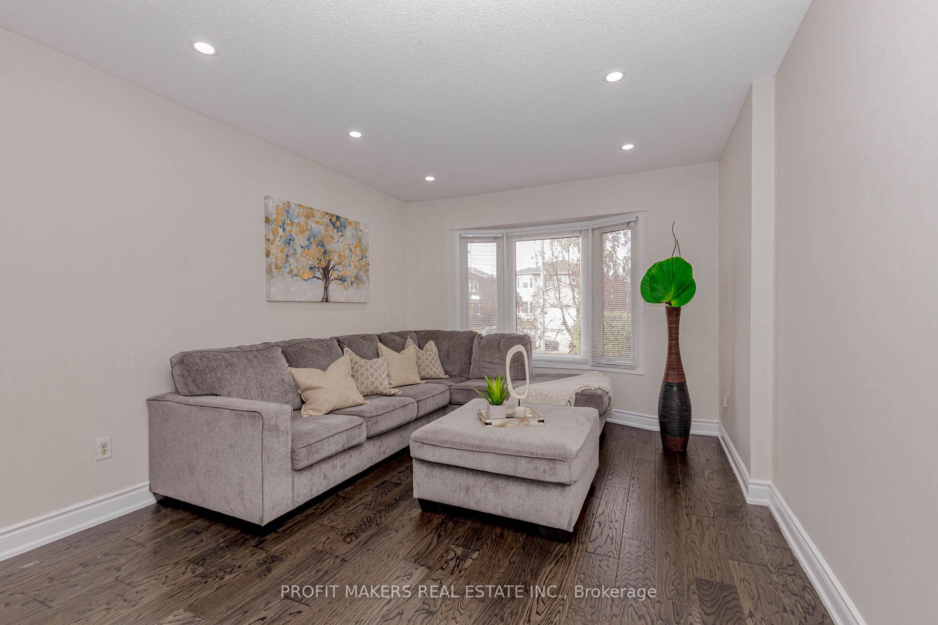 Photo 3 of 49 Horsham Street, Brampton, Brampton West — HOMEH