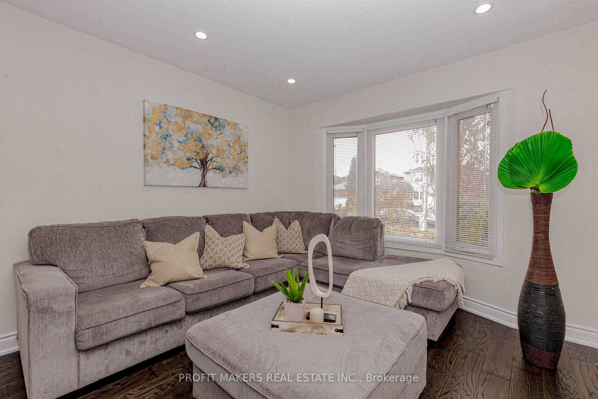 Photo 4 of 49 Horsham Street, Brampton, Brampton West — HOMEH
