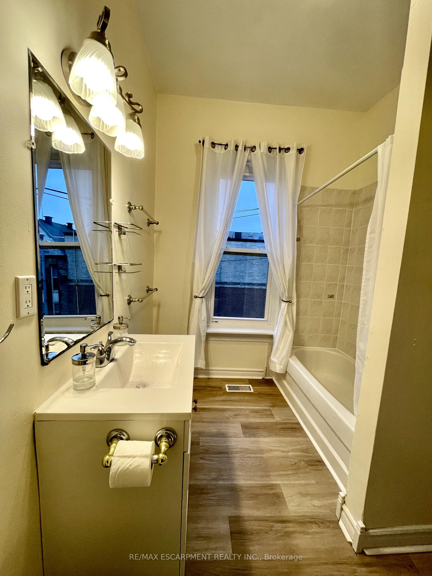 Photo 34 of 10 William Street, Brant, Paris — HOMEH