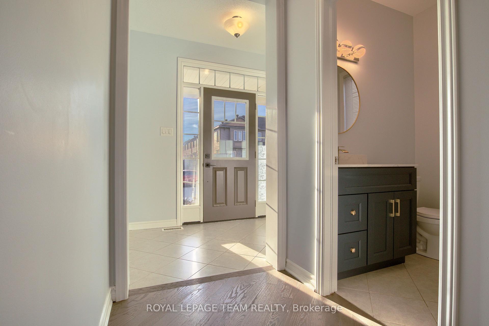 Photo 4 of 704 Devario Crescent, Ottawa, Barrhaven - Half Moon Bay — HOMEH