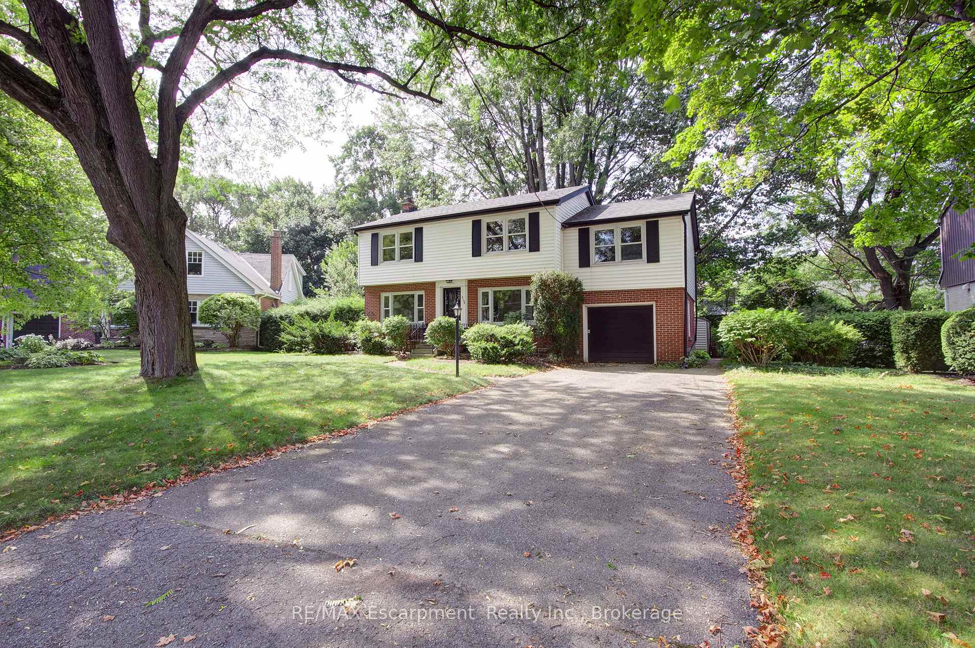 Photo 1 of 2198 Yorkshire Crescent, Burlington, Brant — HOMEH