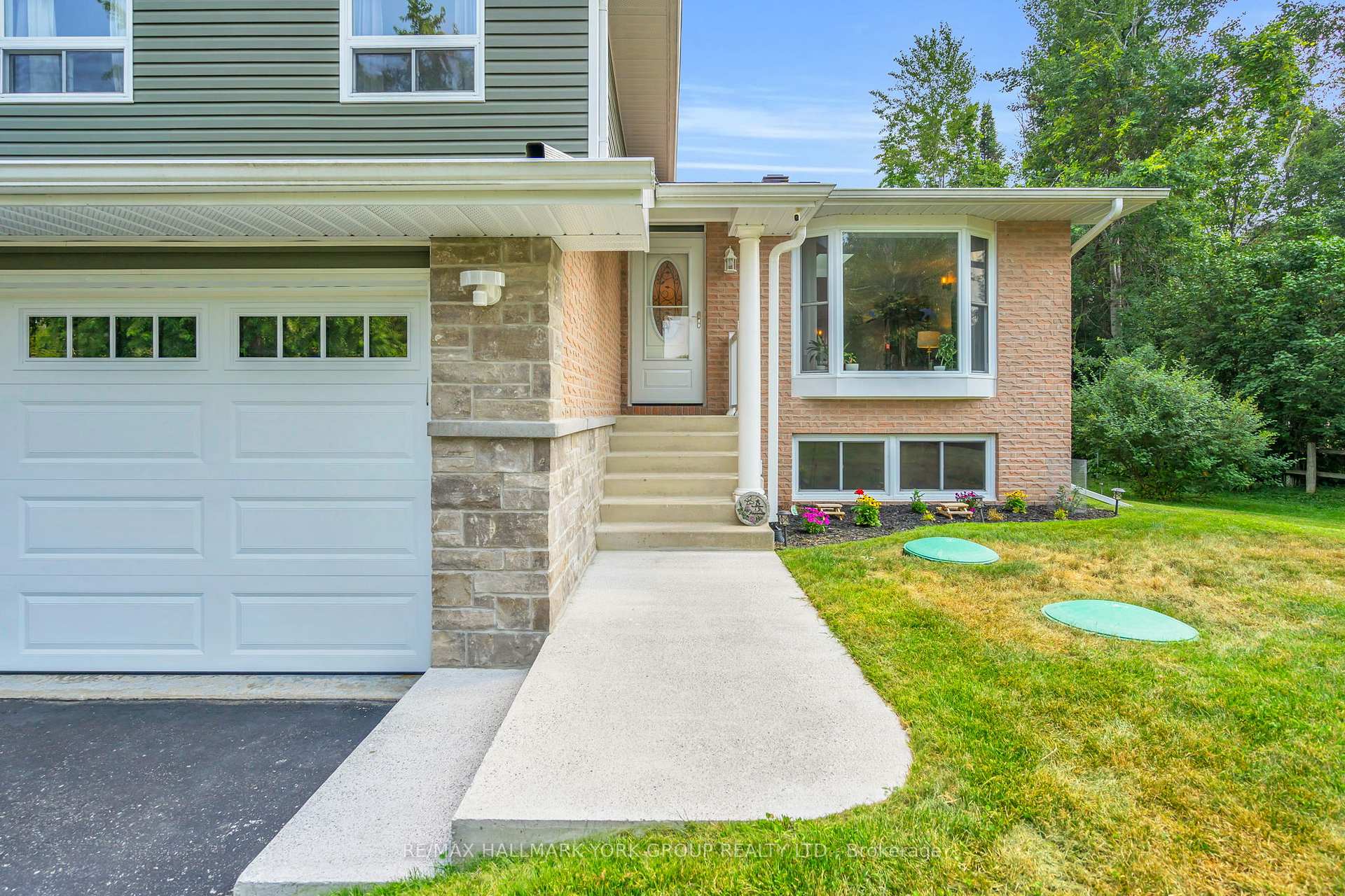 Photo 4 of 15 Brook Crescent, Georgina, Pefferlaw — HOMEH