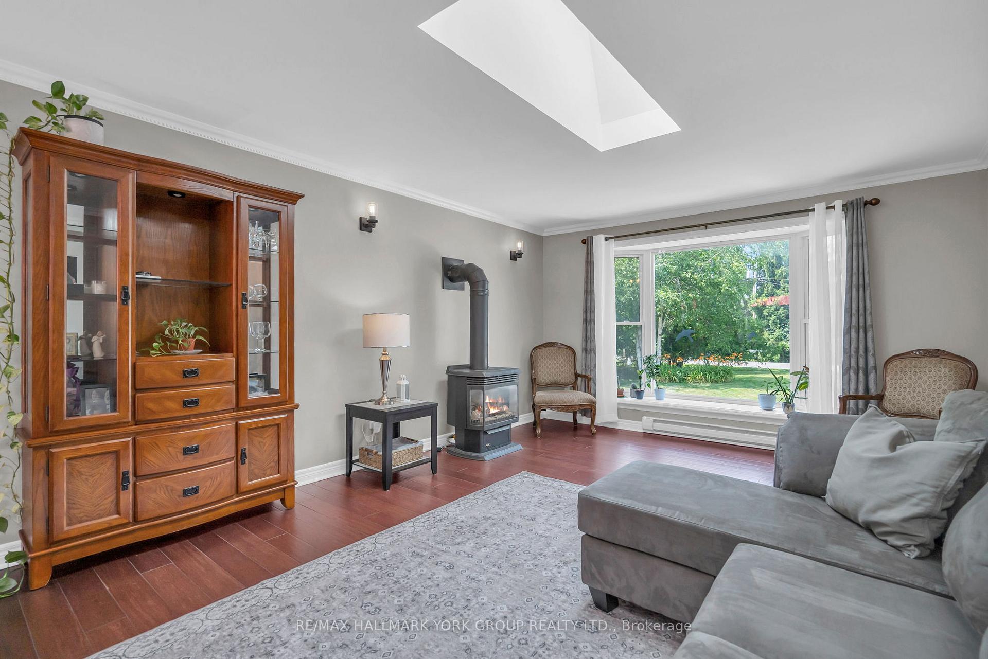 Photo 9 of 15 Brook Crescent, Georgina, Pefferlaw — HOMEH