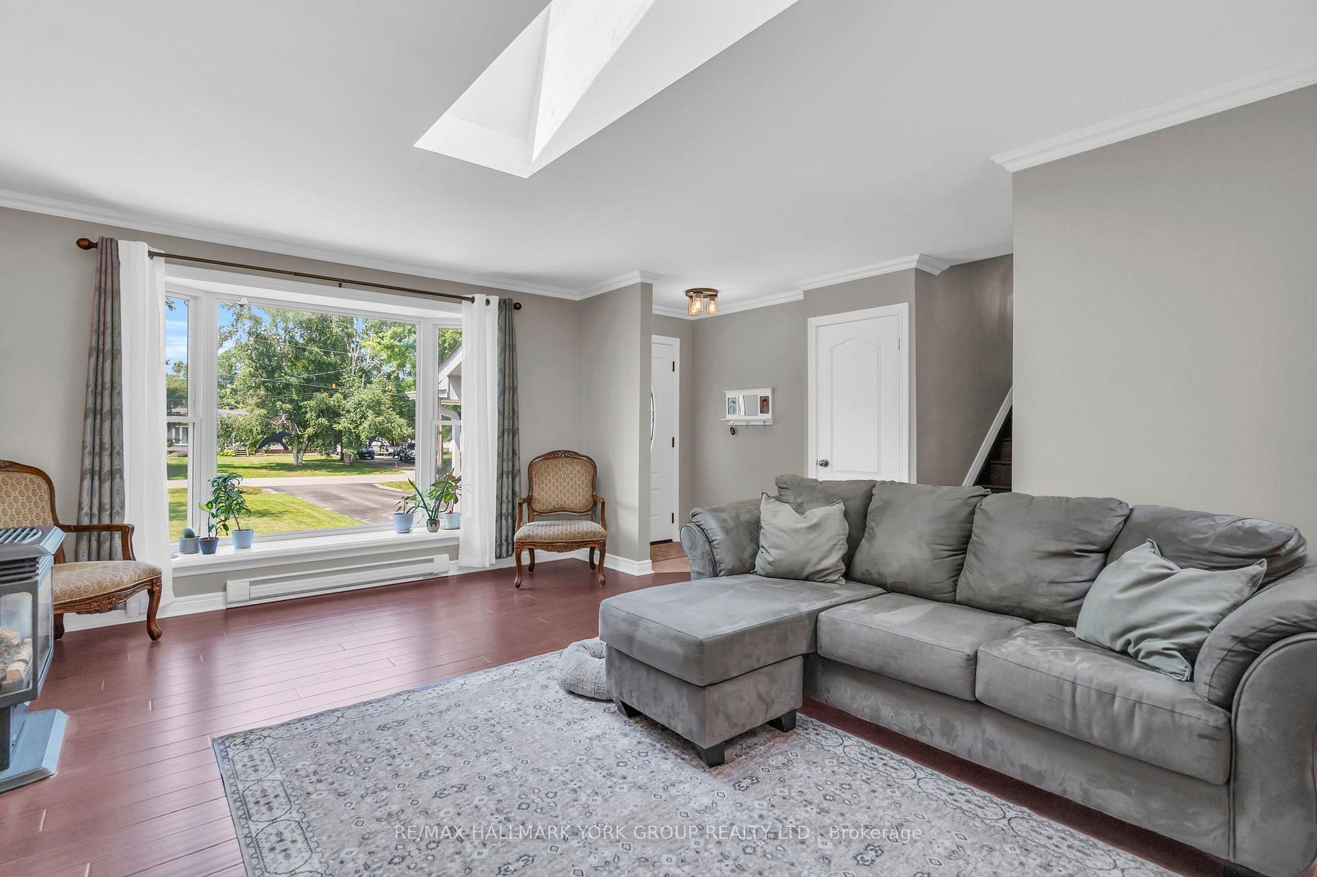 Photo 10 of 15 Brook Crescent, Georgina, Pefferlaw — HOMEH