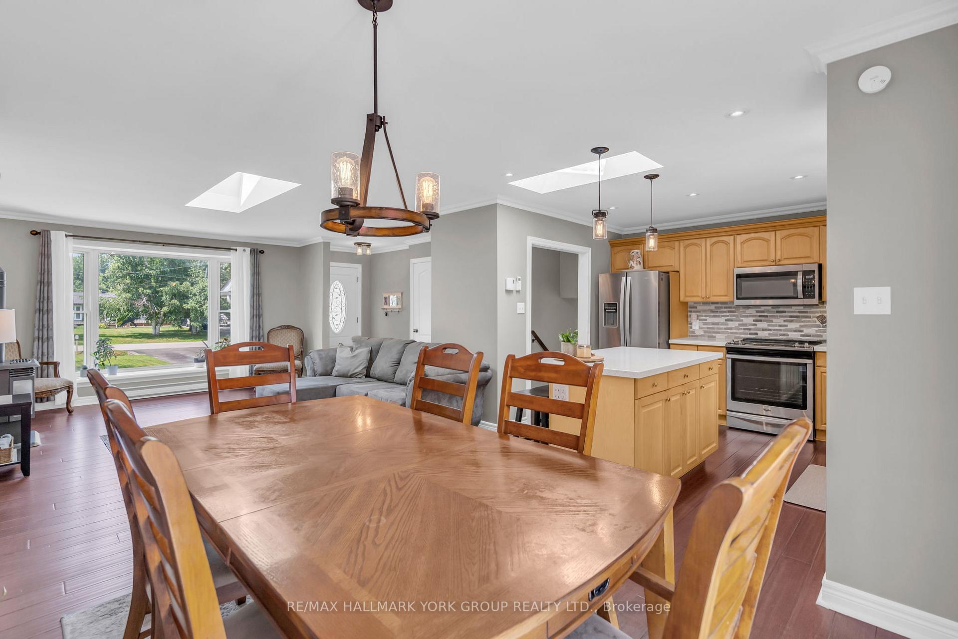 Photo 12 of 15 Brook Crescent, Georgina, Pefferlaw — HOMEH