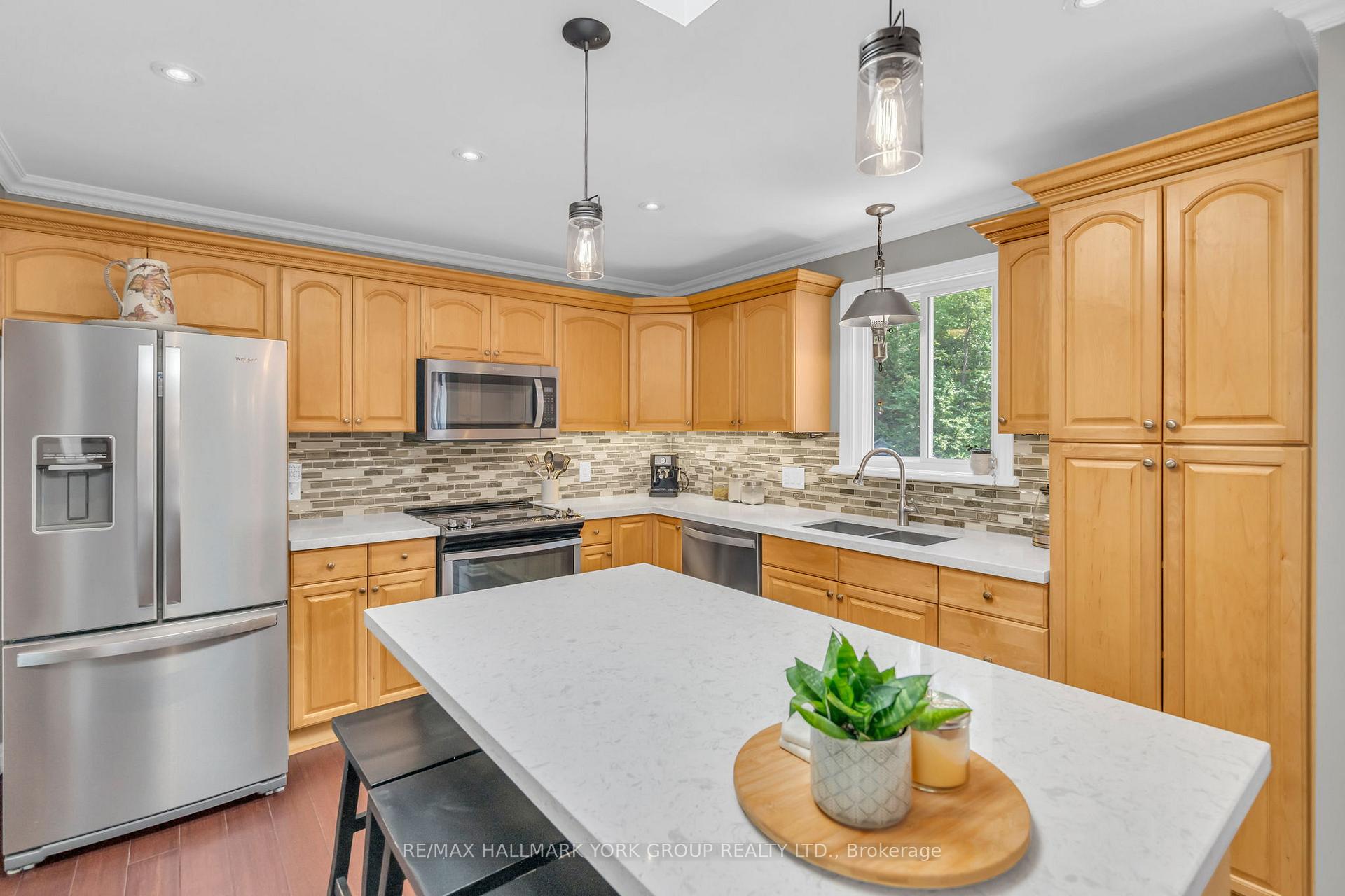 Photo 14 of 15 Brook Crescent, Georgina, Pefferlaw — HOMEH