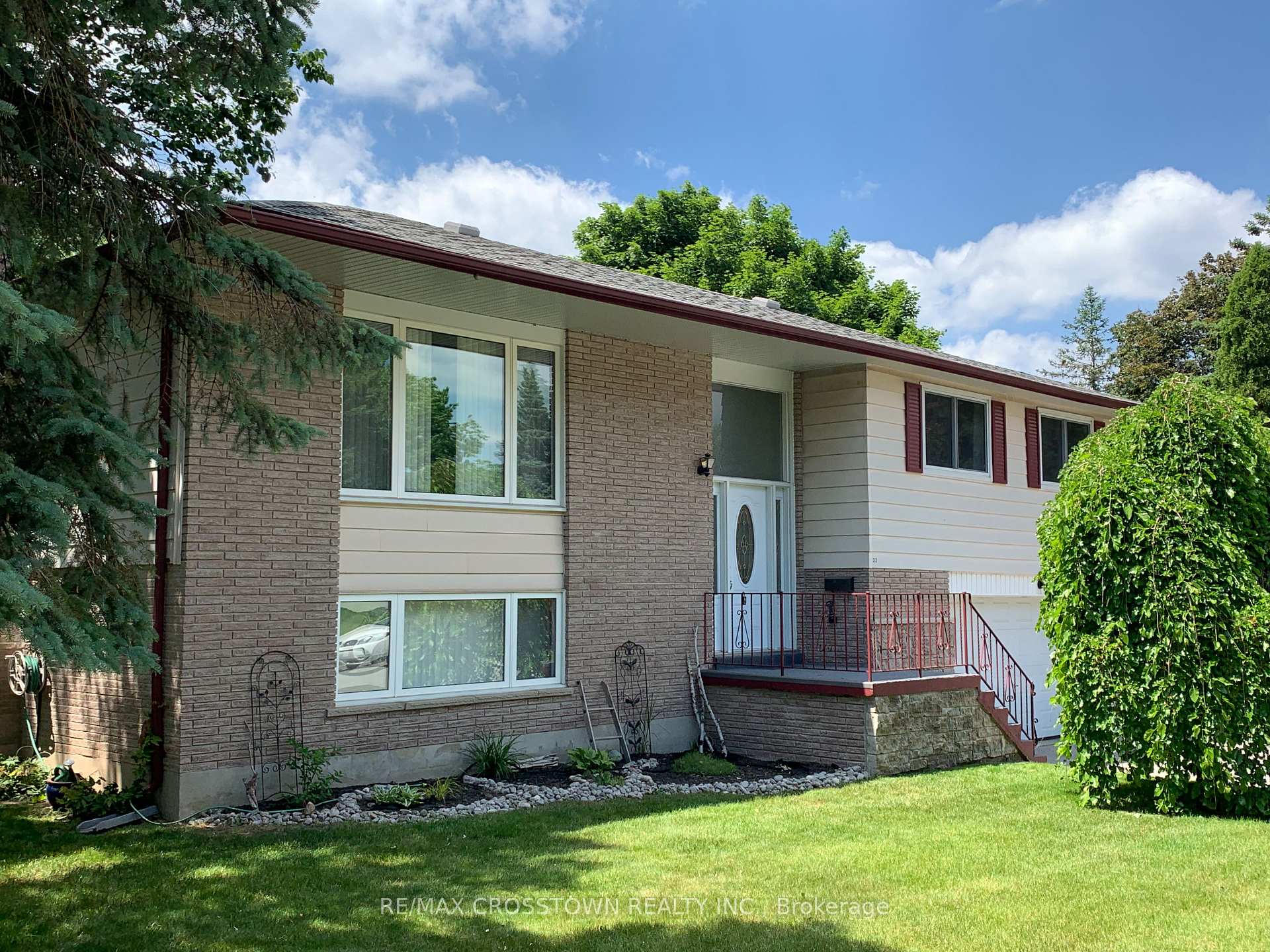 Photo 2 of 22 Jane Crescent, Barrie, Allandale Heights — HOMEH