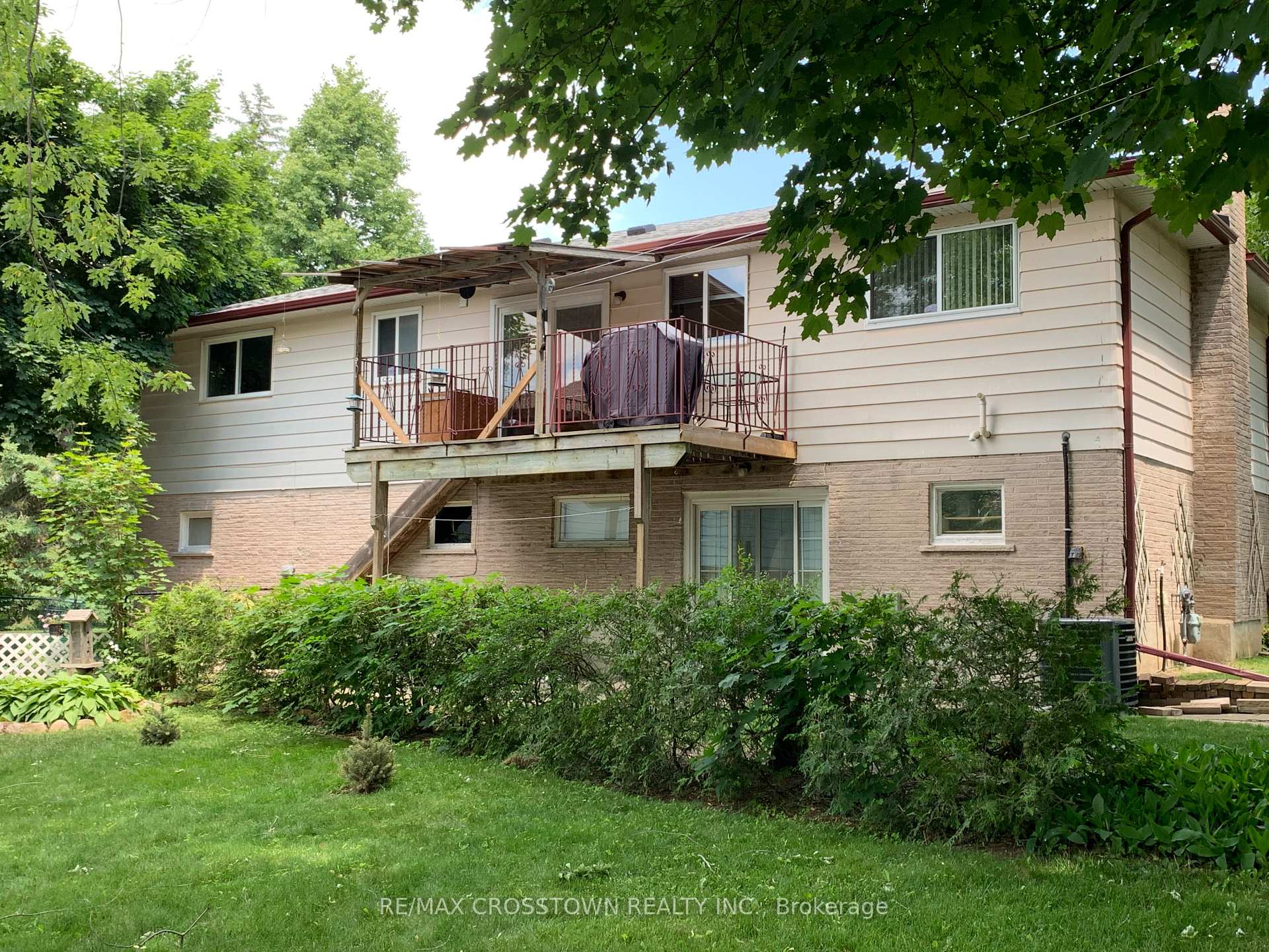 Photo 3 of 22 Jane Crescent, Barrie, Allandale Heights — HOMEH