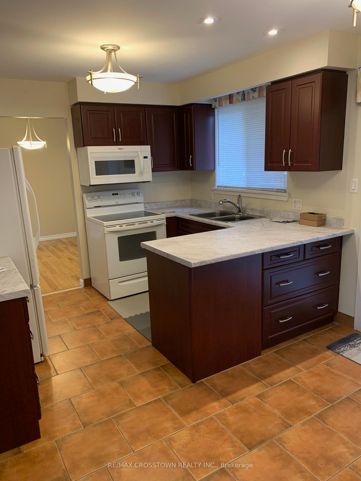 Photo 4 of 22 Jane Crescent, Barrie, Allandale Heights — HOMEH