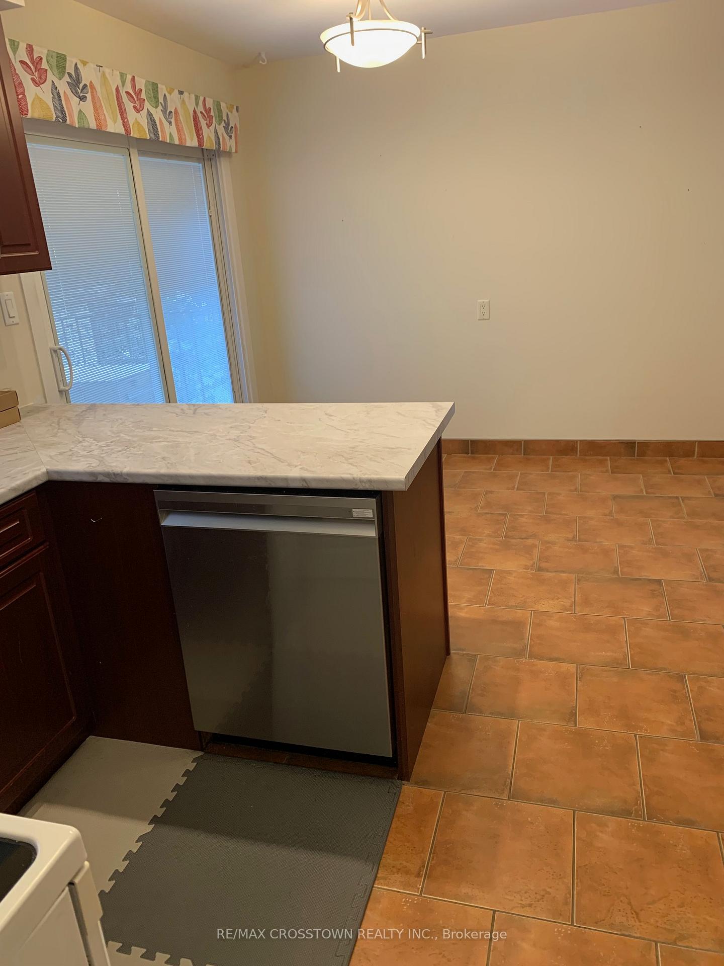 Photo 5 of 22 Jane Crescent, Barrie, Allandale Heights — HOMEH