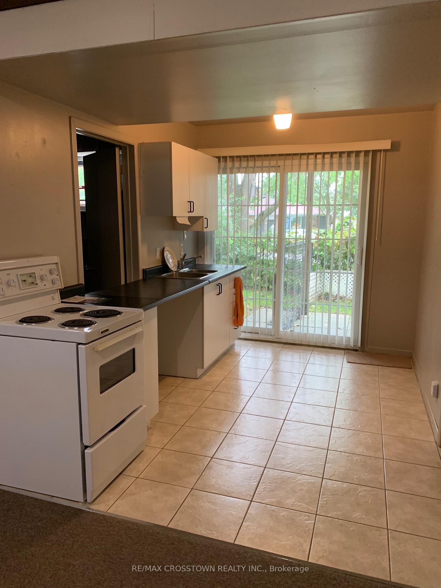 Photo 11 of 22 Jane Crescent, Barrie, Allandale Heights — HOMEH