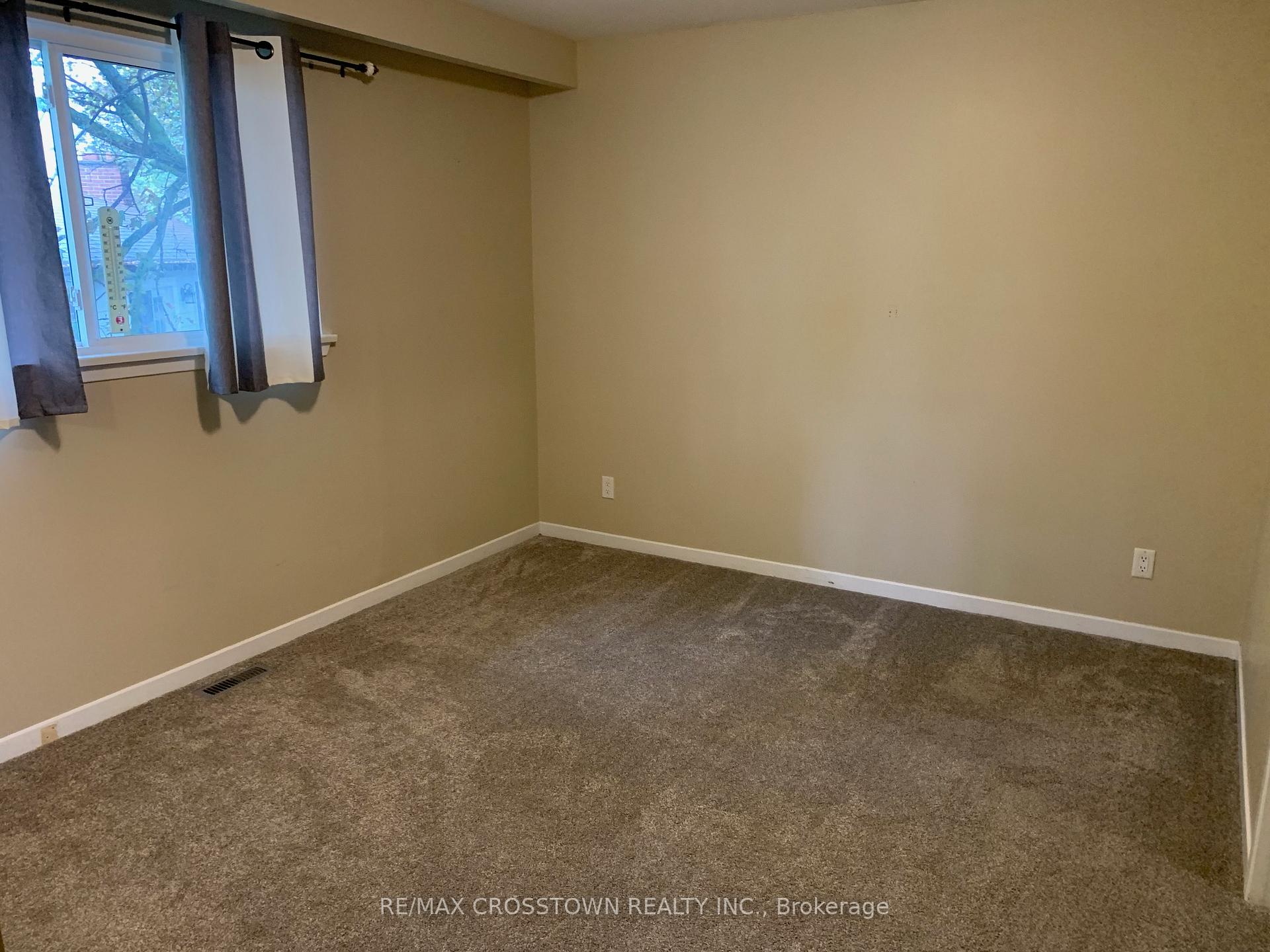 Photo 12 of 22 Jane Crescent, Barrie, Allandale Heights — HOMEH
