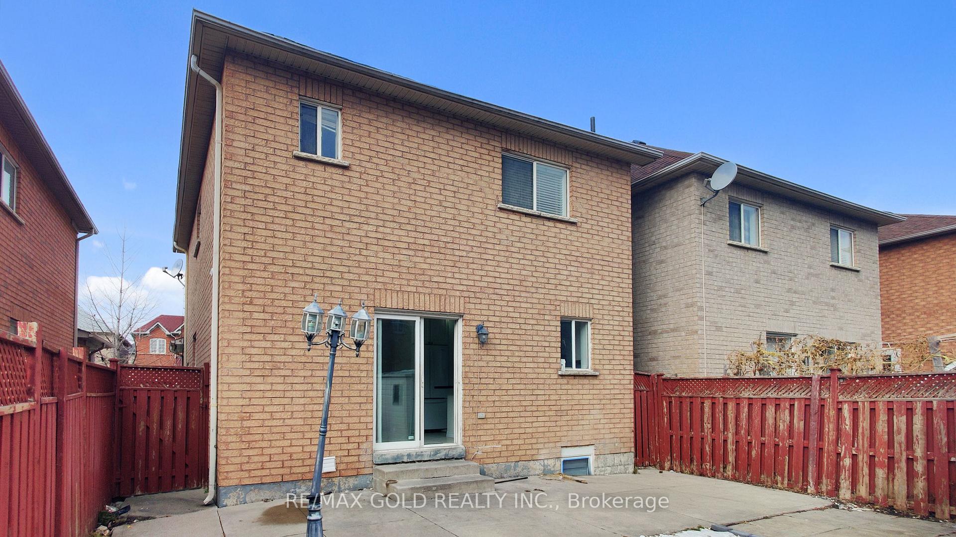 Photo 2 of 73 Pauline Crescent, Brampton, Fletcher's Meadow — HOMEH