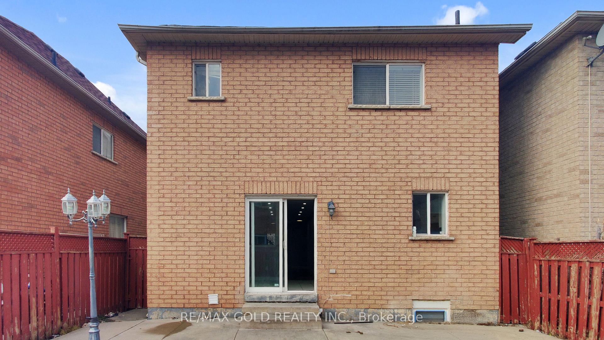Photo 3 of 73 Pauline Crescent, Brampton, Fletcher's Meadow — HOMEH