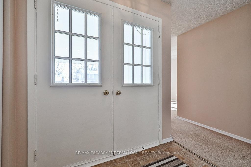 Photo 4 of 2251 Manchester Drive, Burlington, Brant Hills — HOMEH