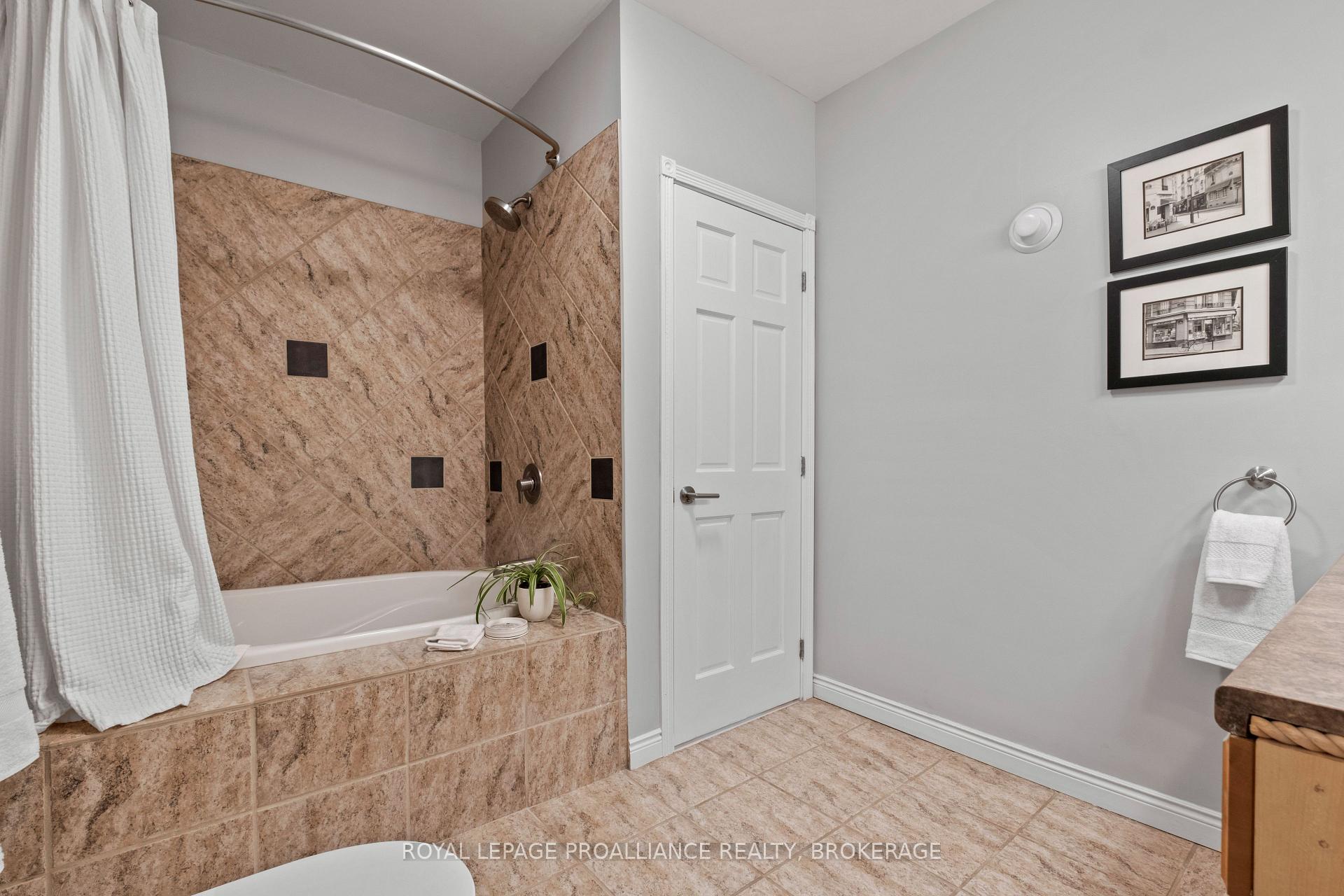 Photo 35 of 2749 Lakefield Drive, Frontenac, Frontenac South — HOMEH