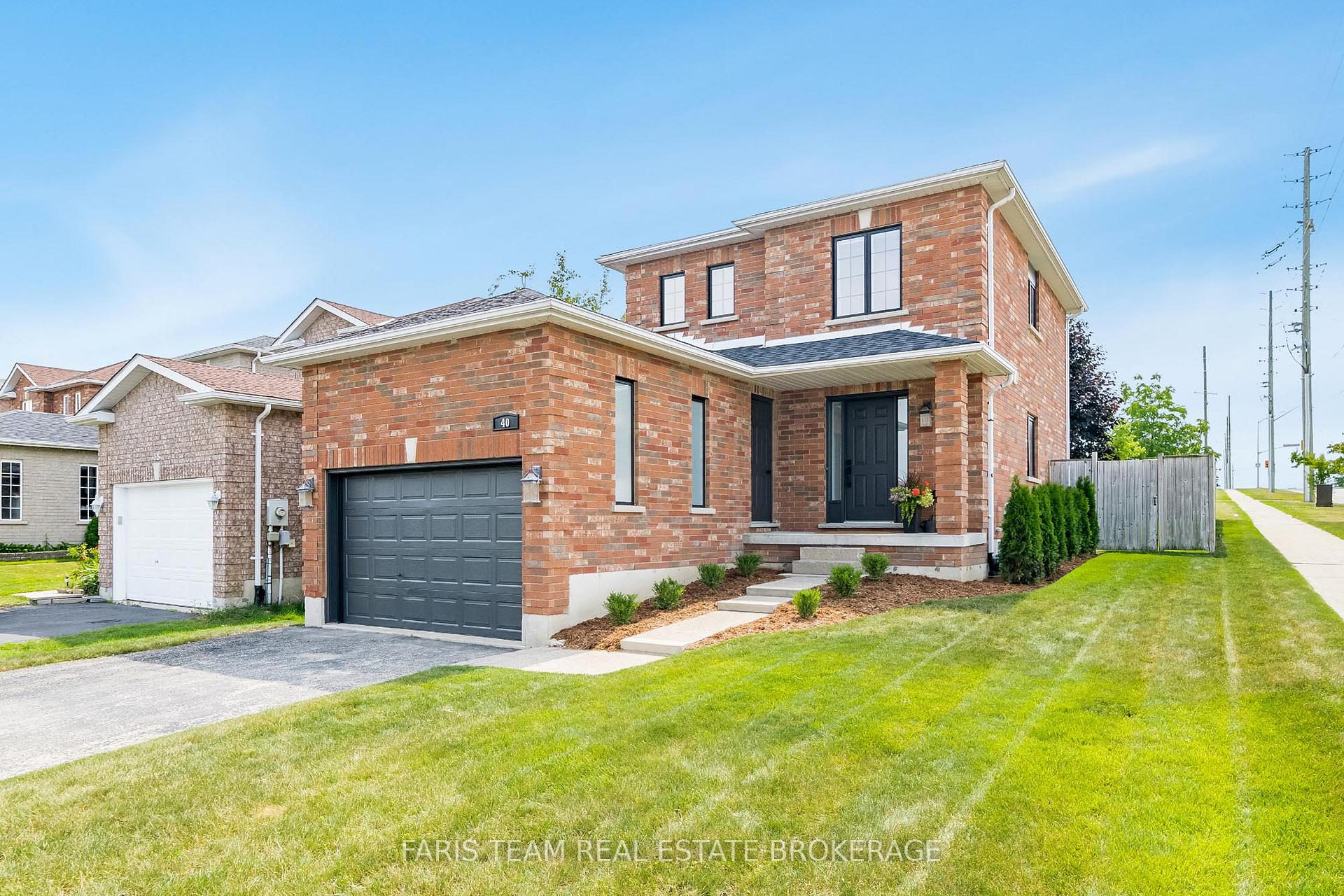 Photo 2 of 40 Brown Wood Drive, Barrie, Little Lake — HOMEH