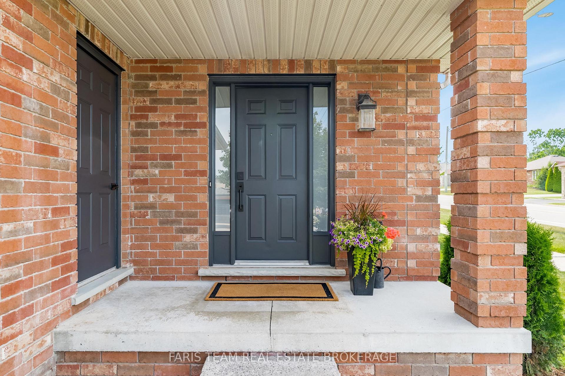 Photo 4 of 40 Brown Wood Drive, Barrie, Little Lake — HOMEH