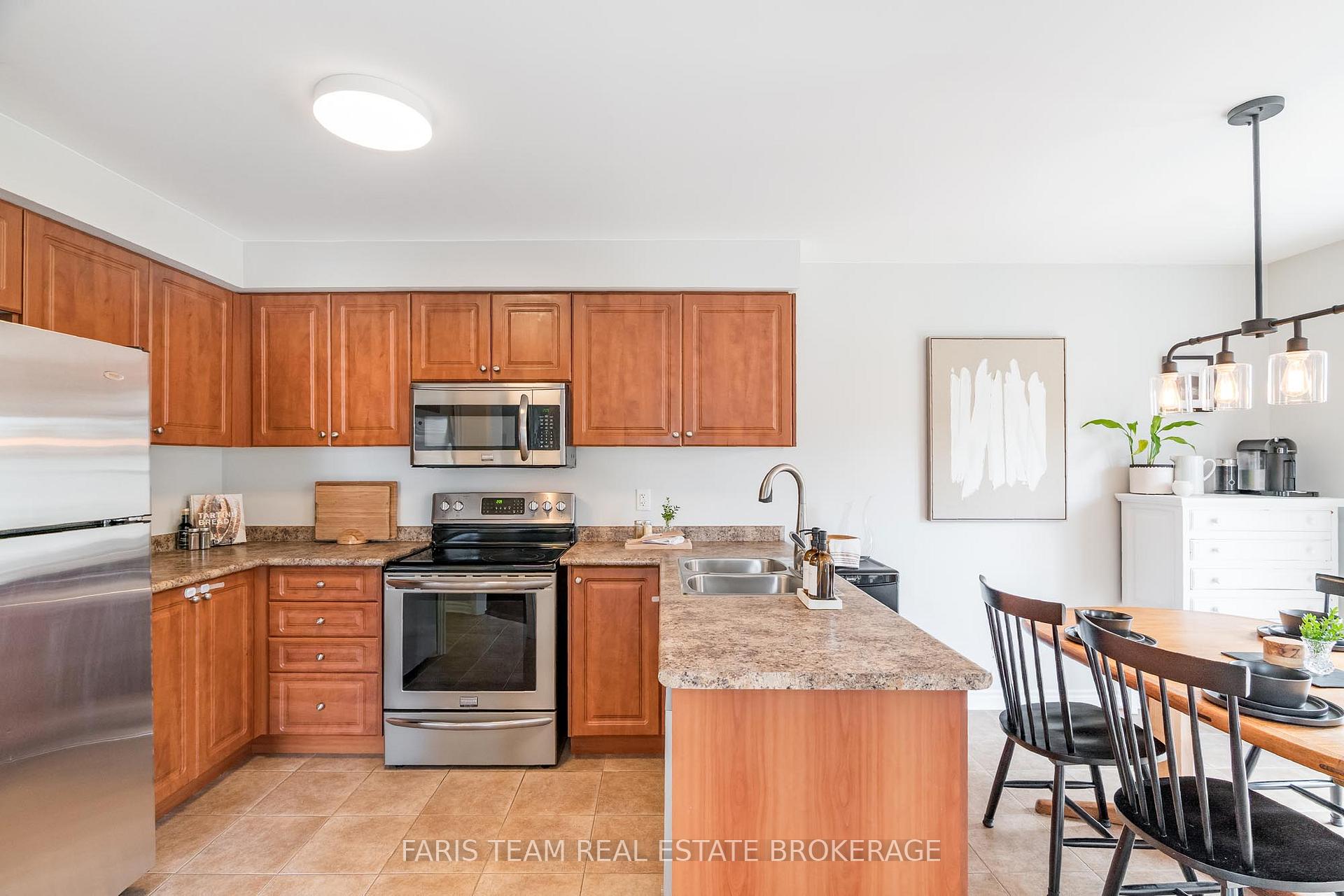 Photo 5 of 40 Brown Wood Drive, Barrie, Little Lake — HOMEH