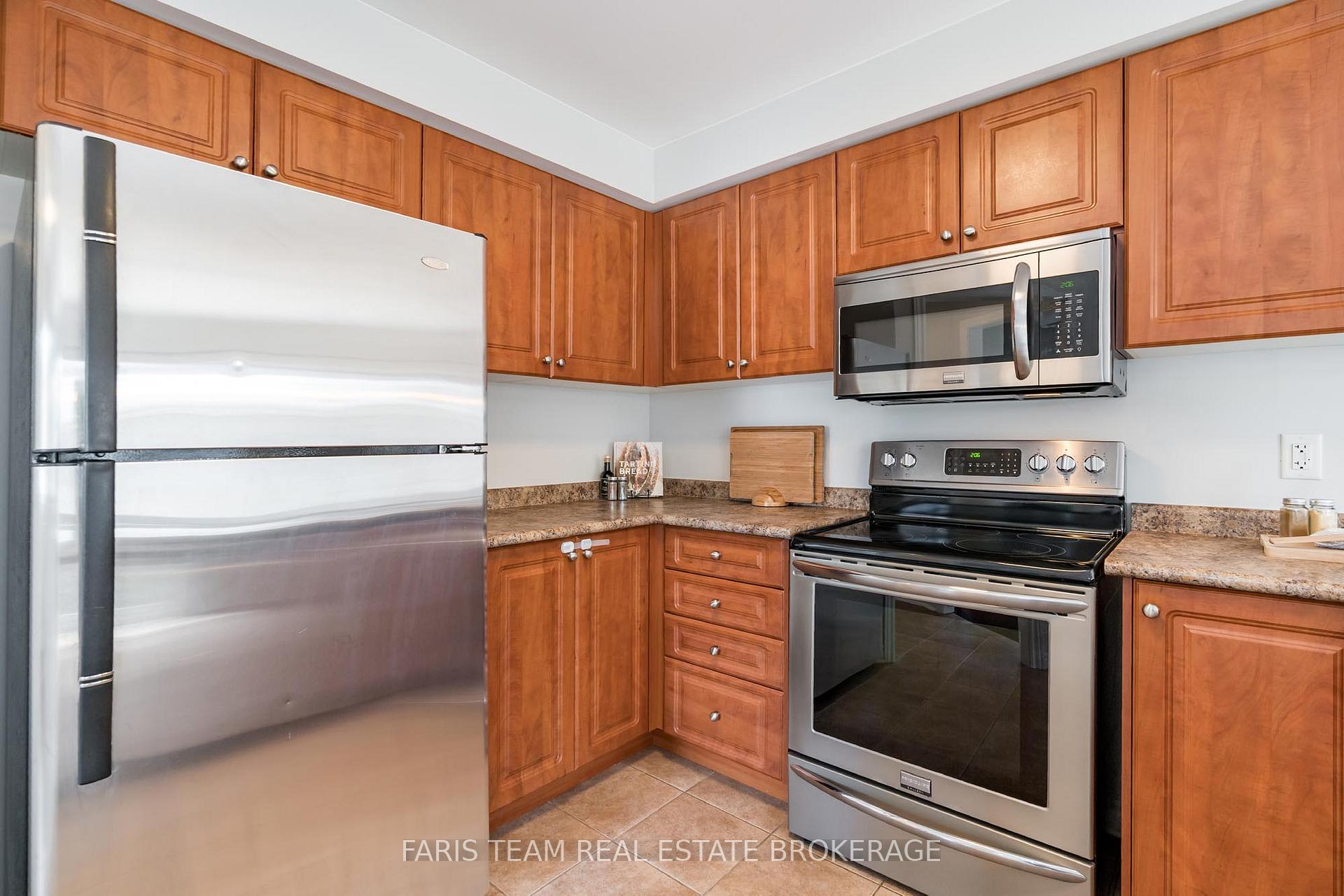 Photo 6 of 40 Brown Wood Drive, Barrie, Little Lake — HOMEH