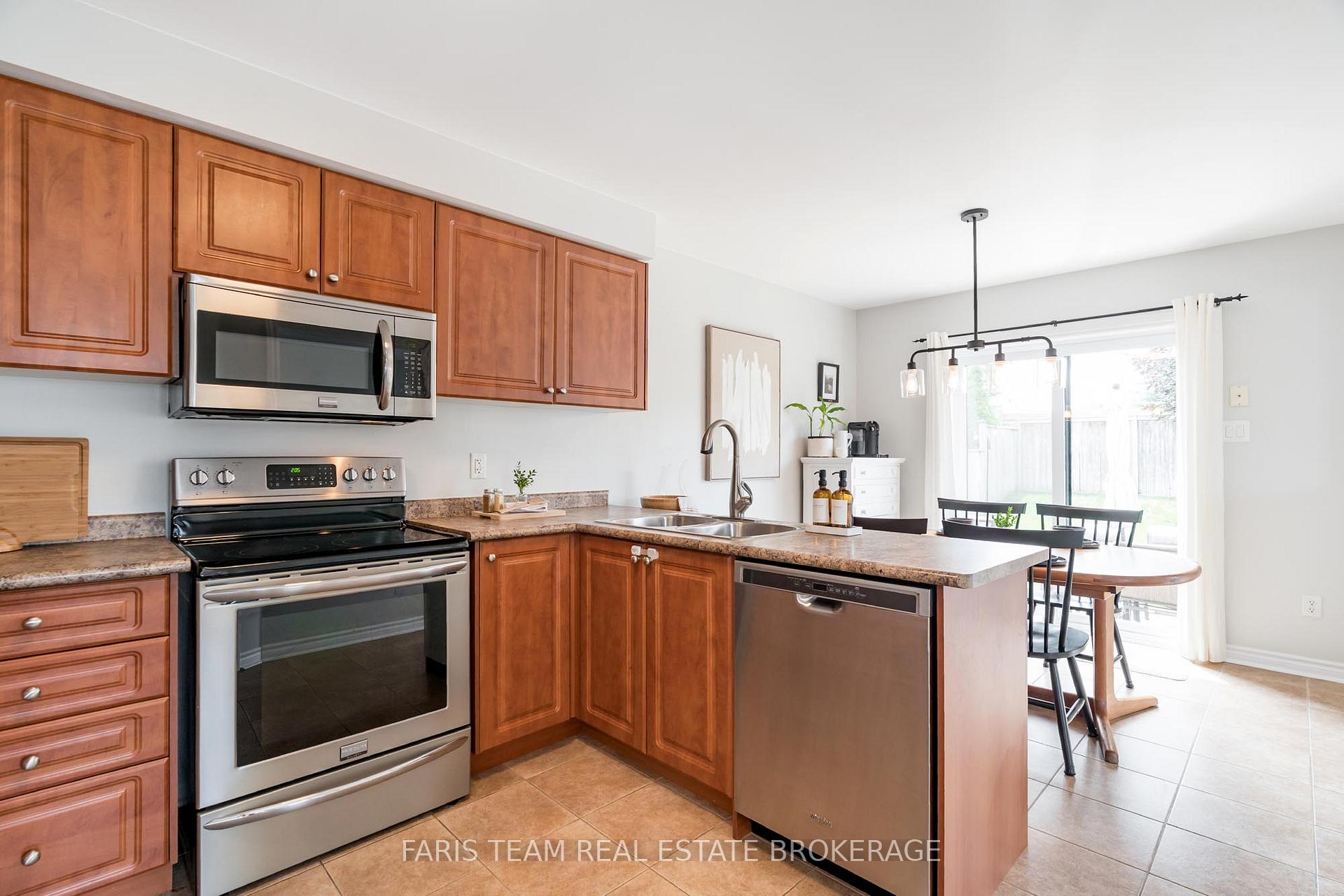 Photo 7 of 40 Brown Wood Drive, Barrie, Little Lake — HOMEH