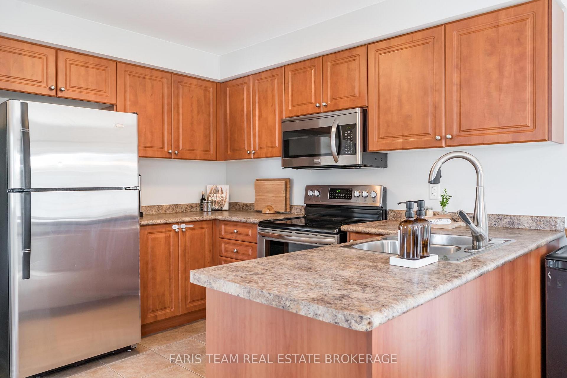Photo 8 of 40 Brown Wood Drive, Barrie, Little Lake — HOMEH