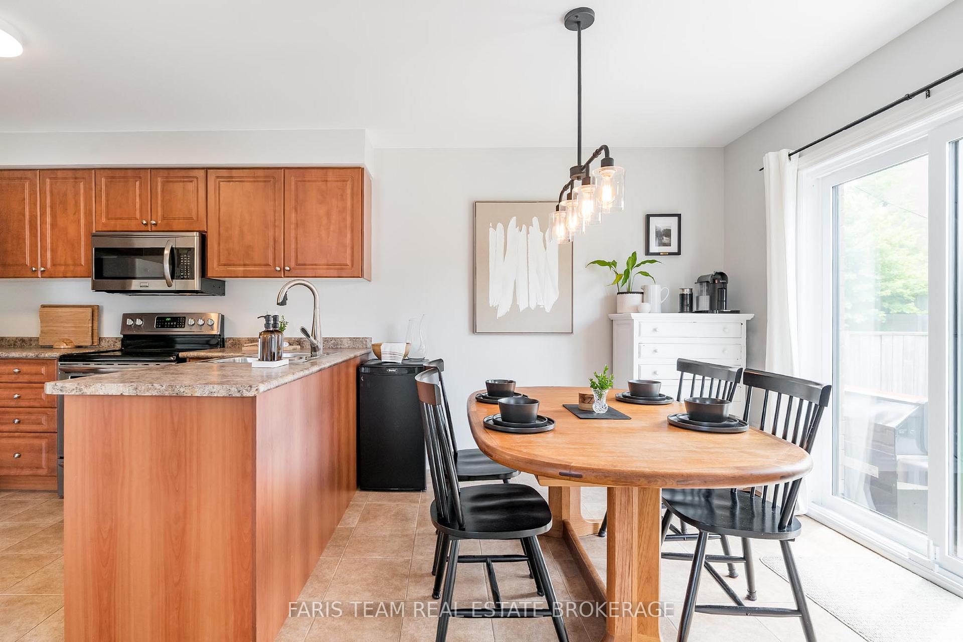 Photo 9 of 40 Brown Wood Drive, Barrie, Little Lake — HOMEH