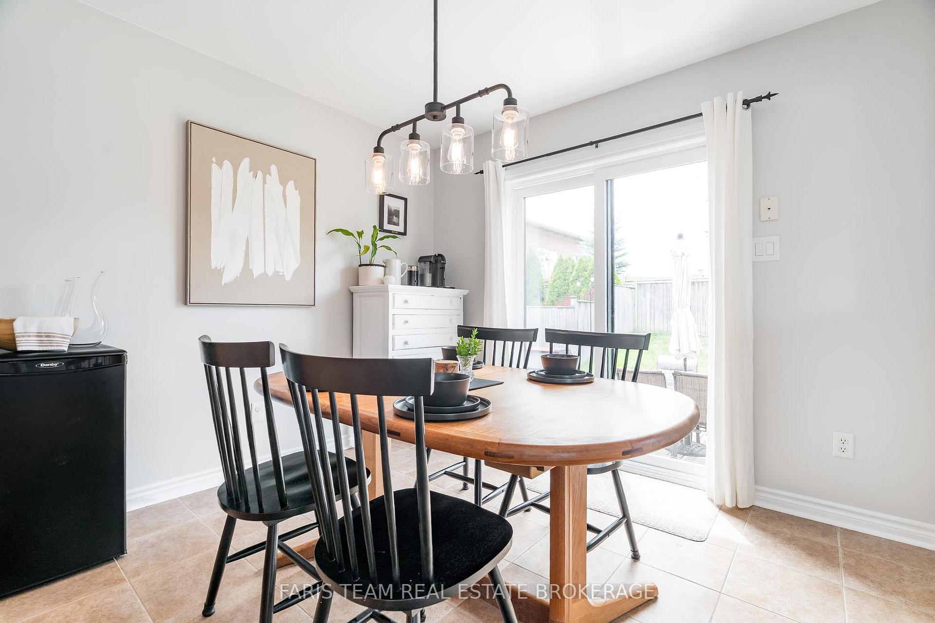 Photo 10 of 40 Brown Wood Drive, Barrie, Little Lake — HOMEH
