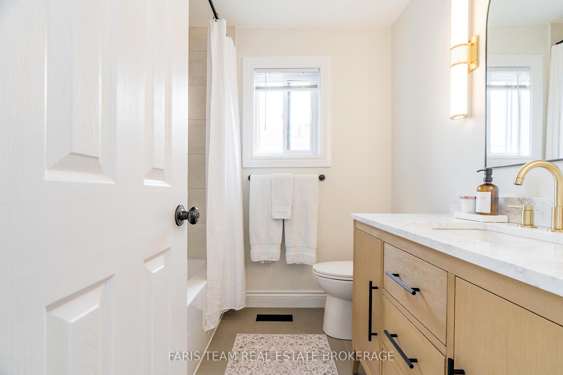 Photo 25 of 40 Brown Wood Drive, Barrie, Little Lake — HOMEH