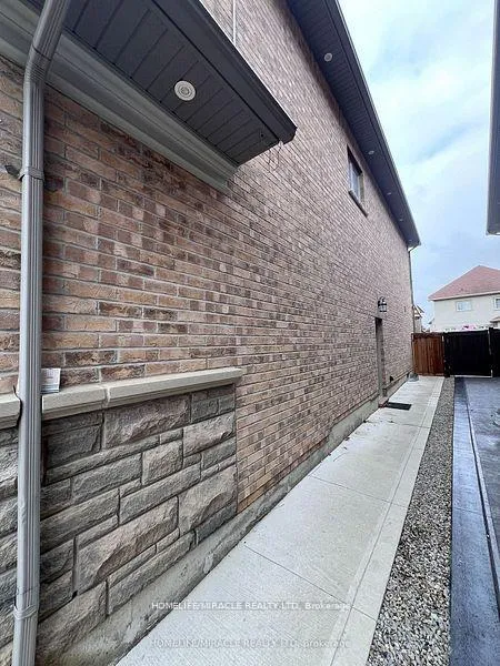 Photo 3 of 8 Arda Crescent, Brampton, Toronto Gore Rural Estate — HOMEH