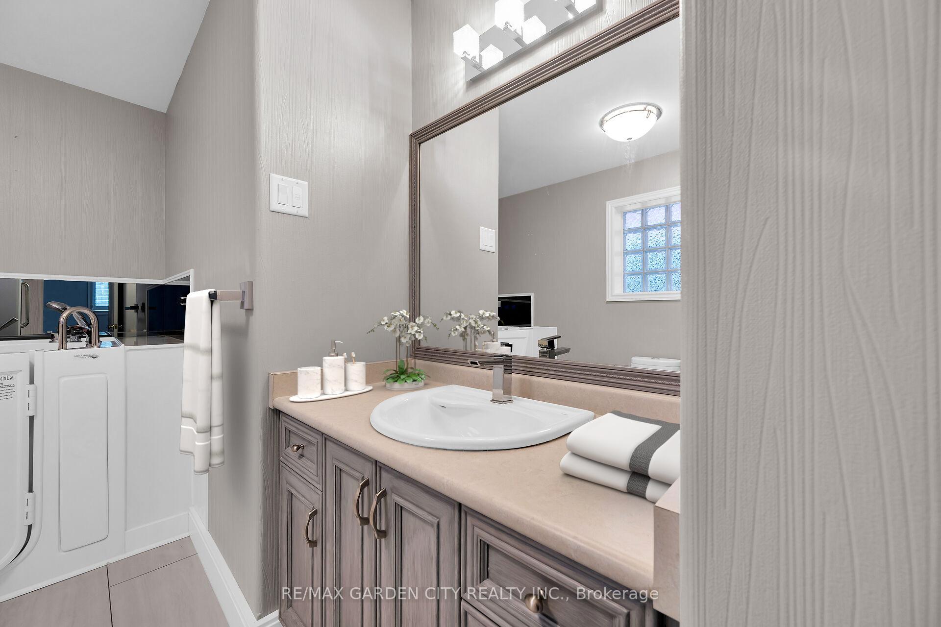 Photo 14 of Unit 11, 91A Main Street E, Grimsby, Grimsby East — HOMEH