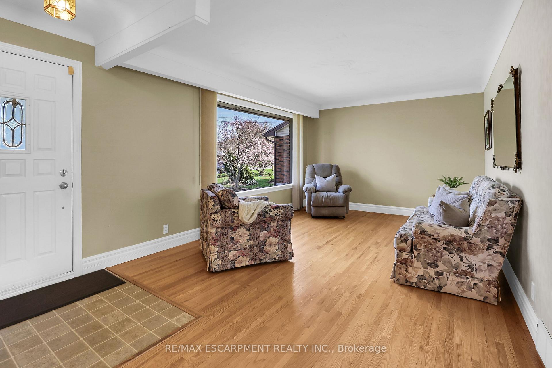 Photo 4 of 29 Old Orchard Avenue, Grimsby, Grimsby Beach — HOMEH