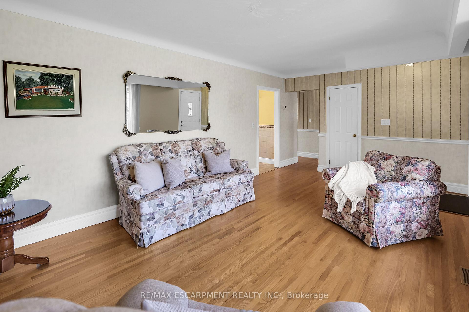 Photo 5 of 29 Old Orchard Avenue, Grimsby, Grimsby Beach — HOMEH