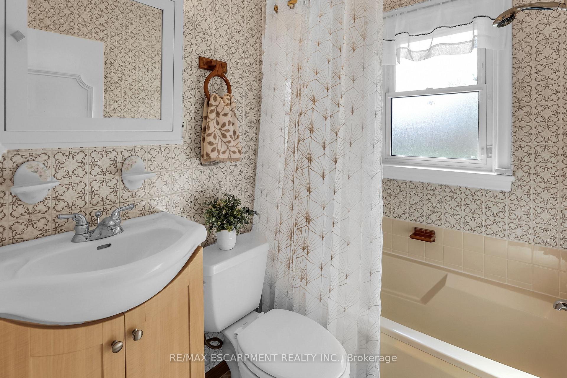 Photo 12 of 29 Old Orchard Avenue, Grimsby, Grimsby Beach — HOMEH