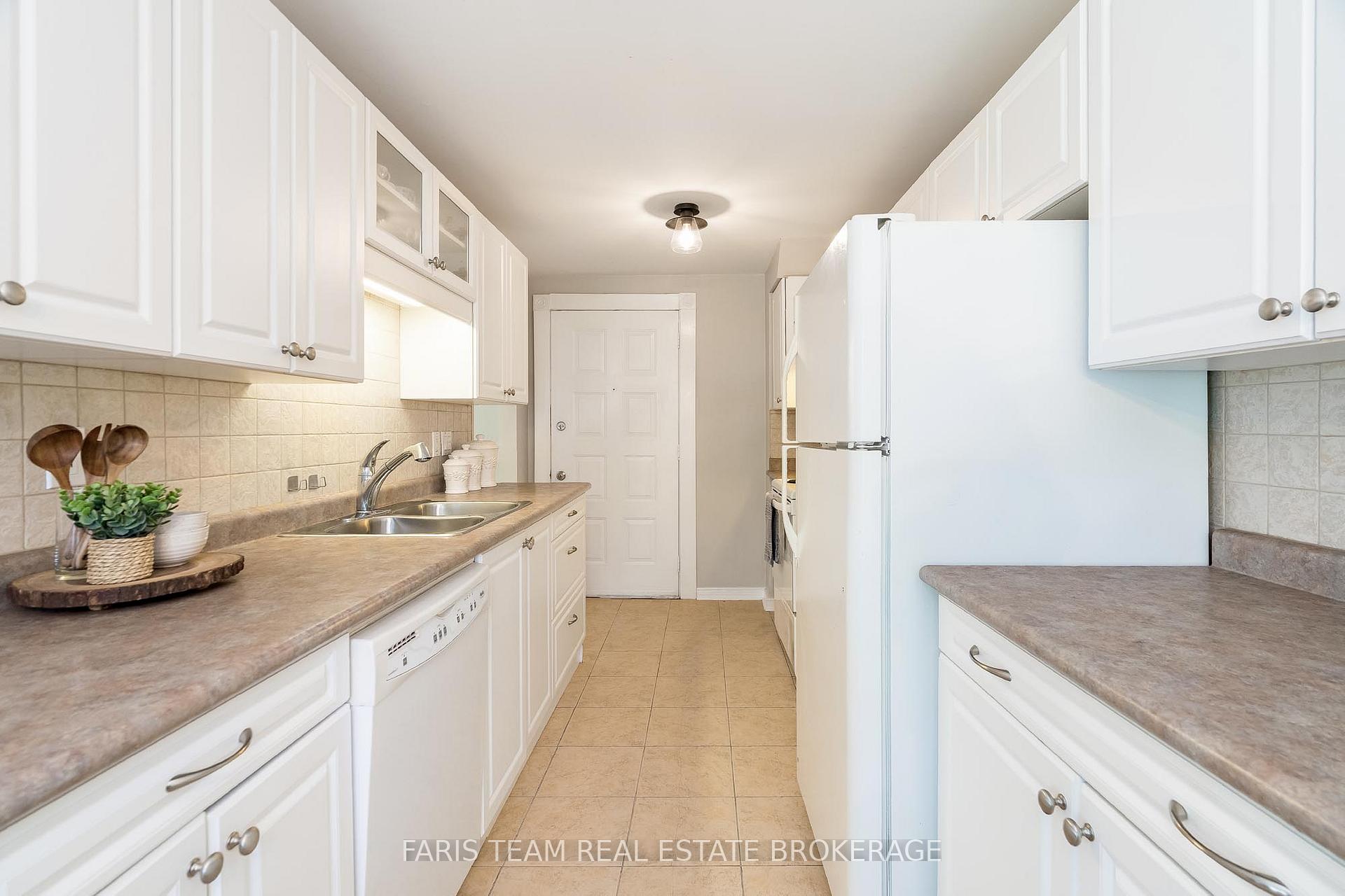 Photo 4 of 55 Barrett Crescent, Barrie, Letitia Heights — HOMEH