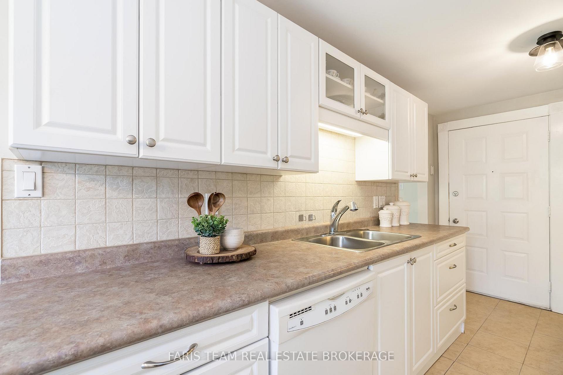 Photo 5 of 55 Barrett Crescent, Barrie, Letitia Heights — HOMEH