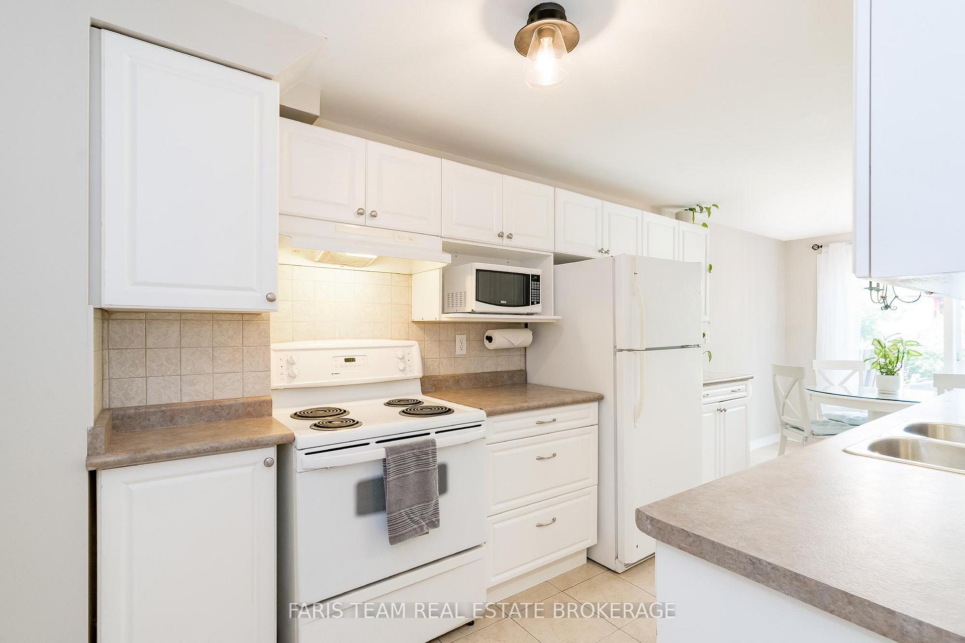 Photo 6 of 55 Barrett Crescent, Barrie, Letitia Heights — HOMEH