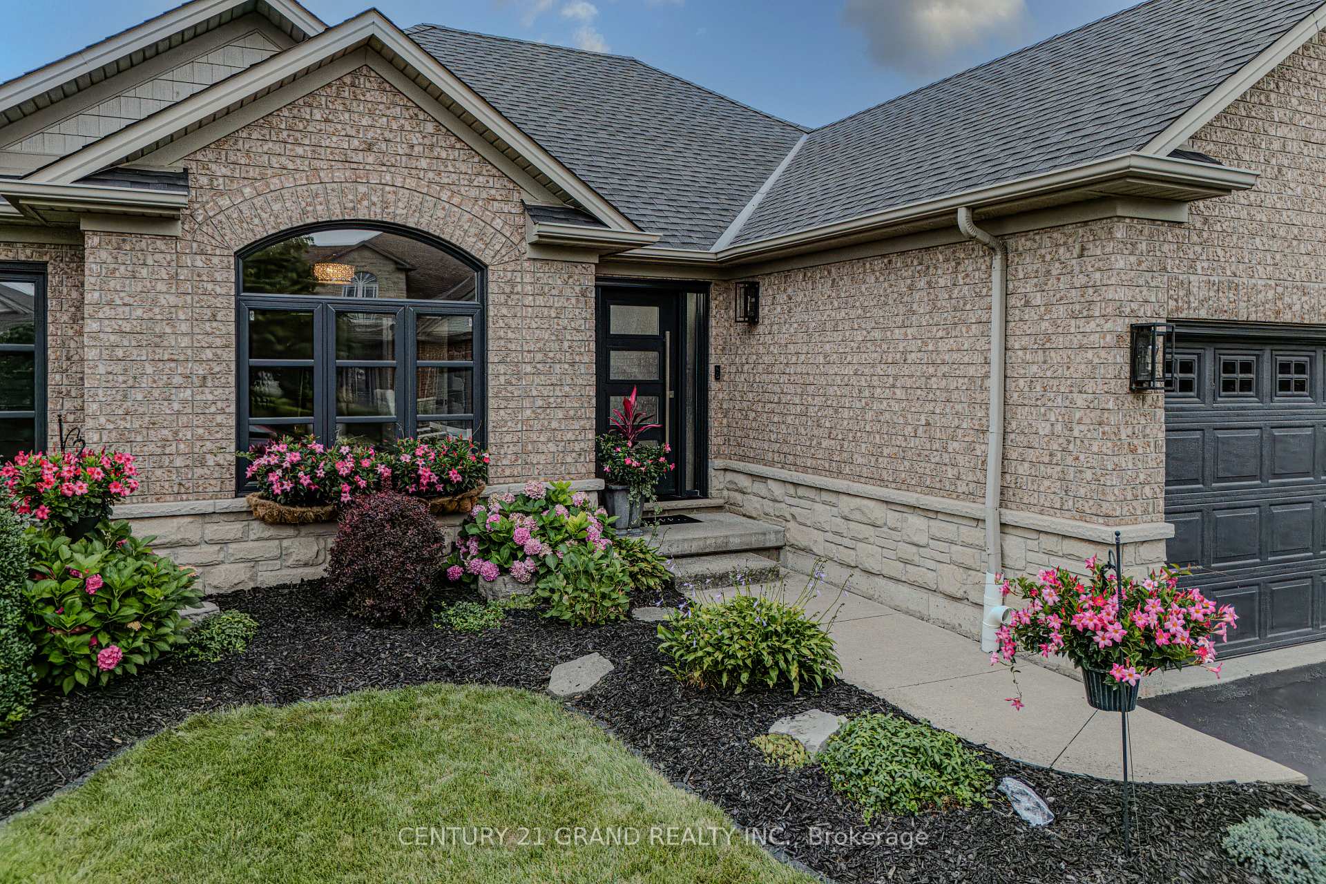 Photo 2 of 31 Irongate Drive, Brant, Paris — HOMEH
